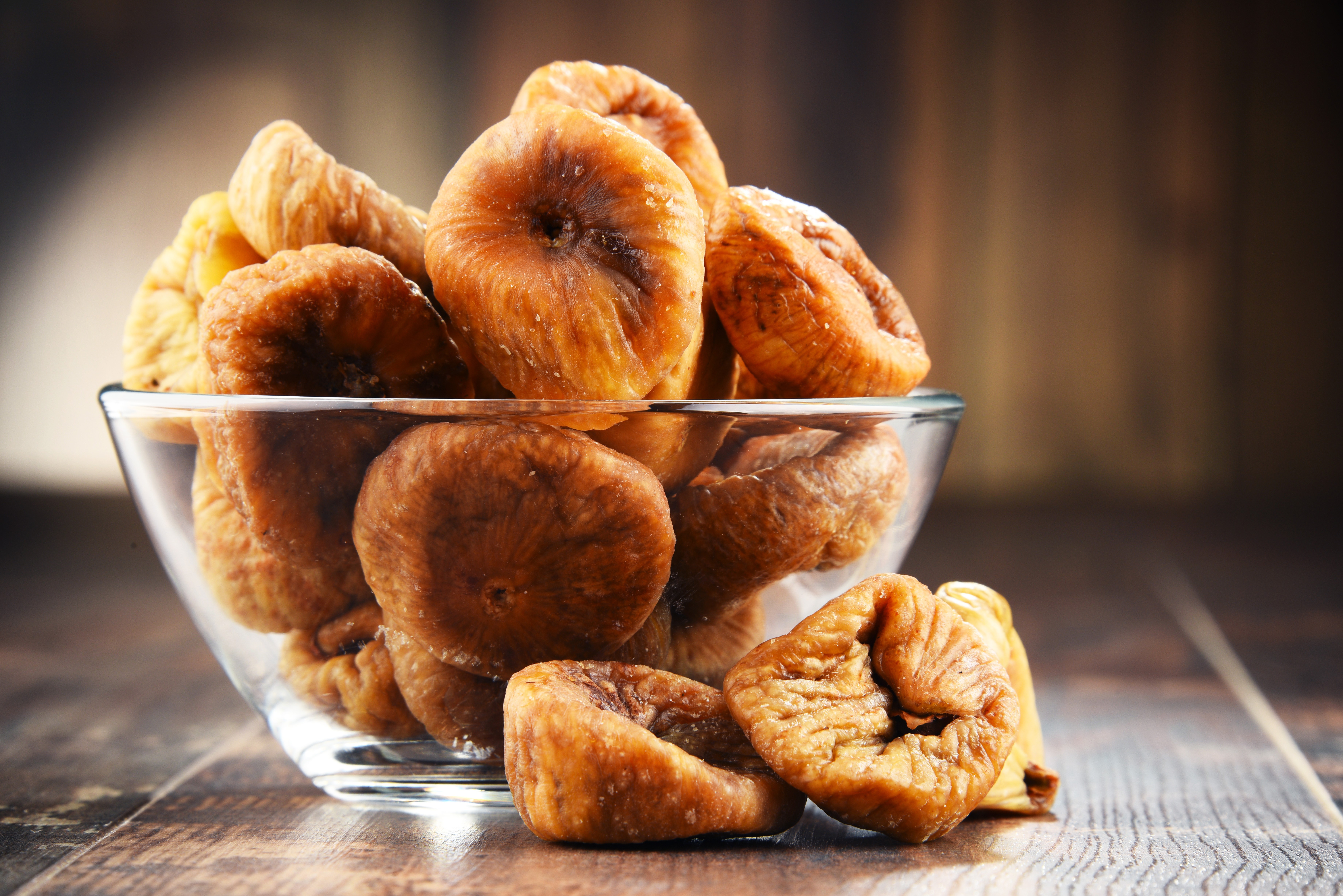 Dried figs in a glass bowl HD Wallpaper