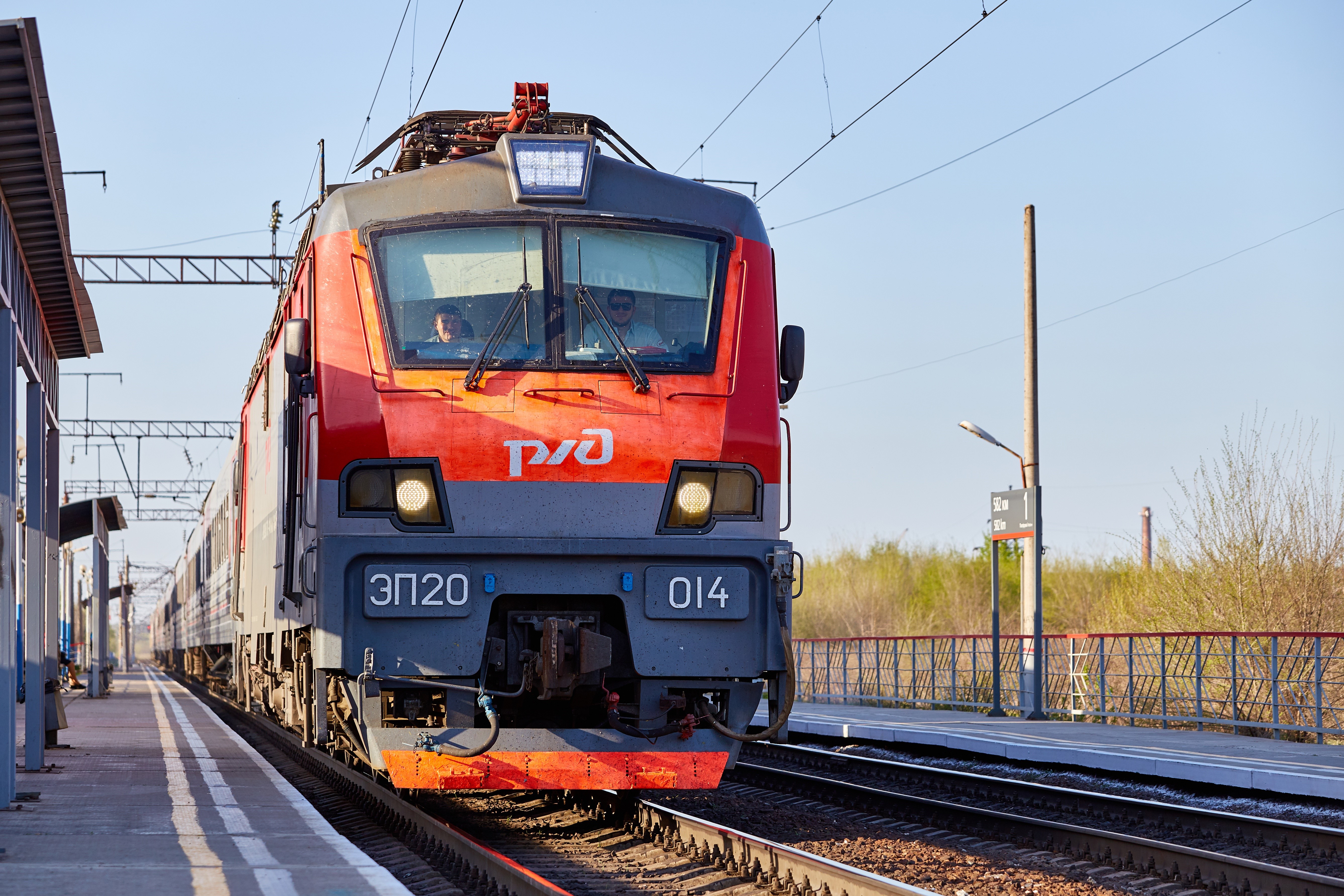 Russian Electric Locomotive EP20-014 at a Station HD Wallpaper