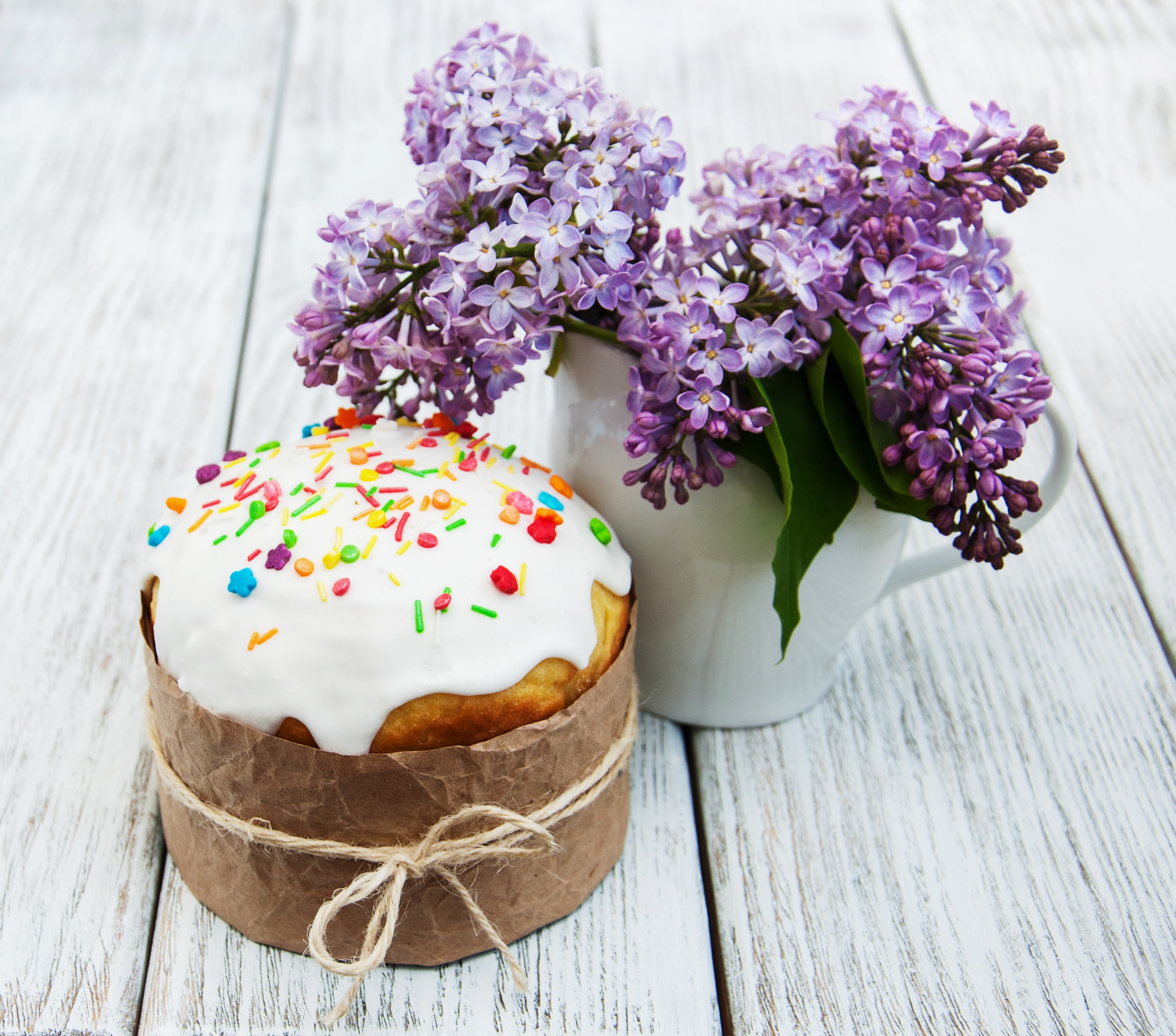 Easter Kulich with Lilacs on Wooden Planks HD Wallpaper