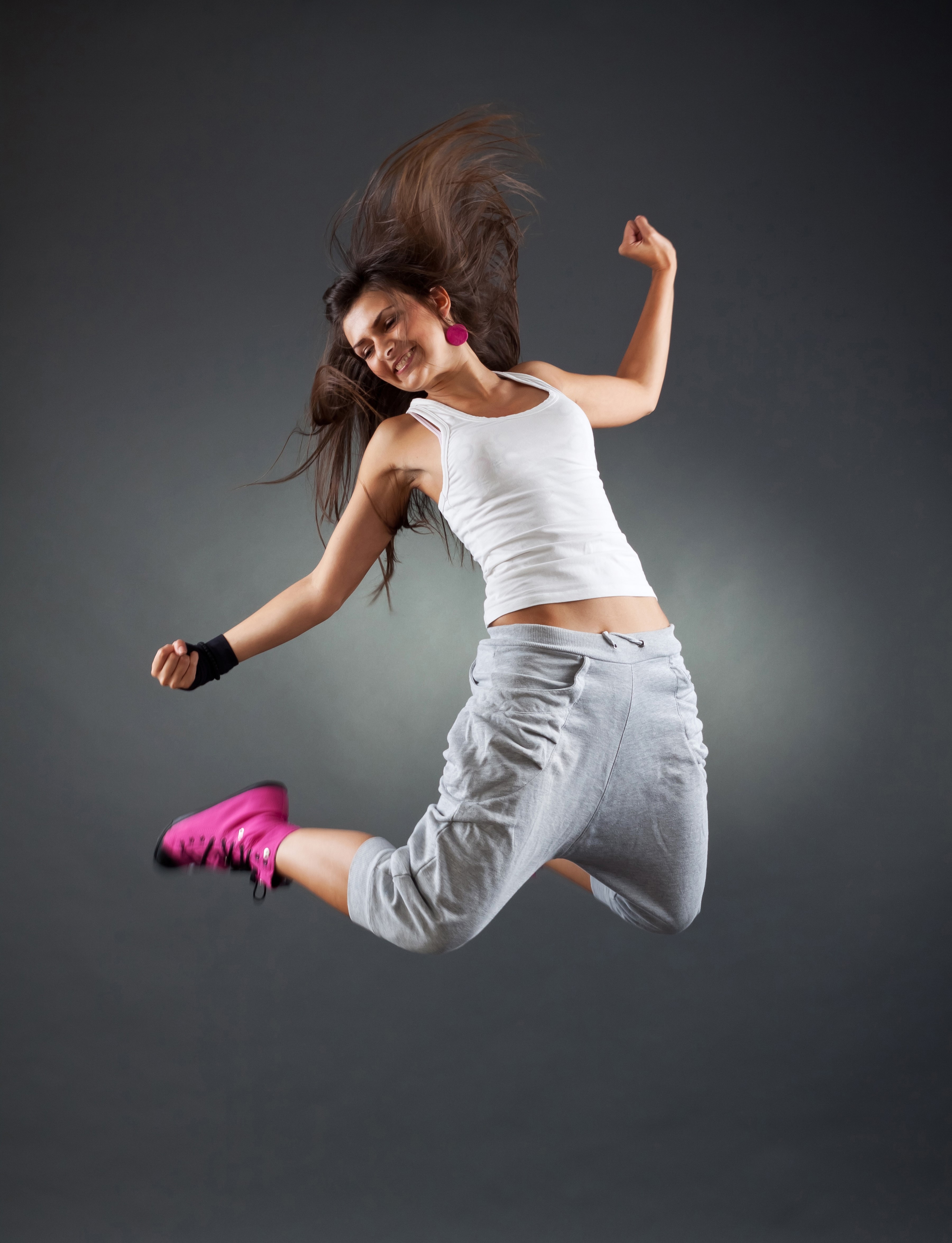 Woman jumping and singing HD Phone Wallpaper