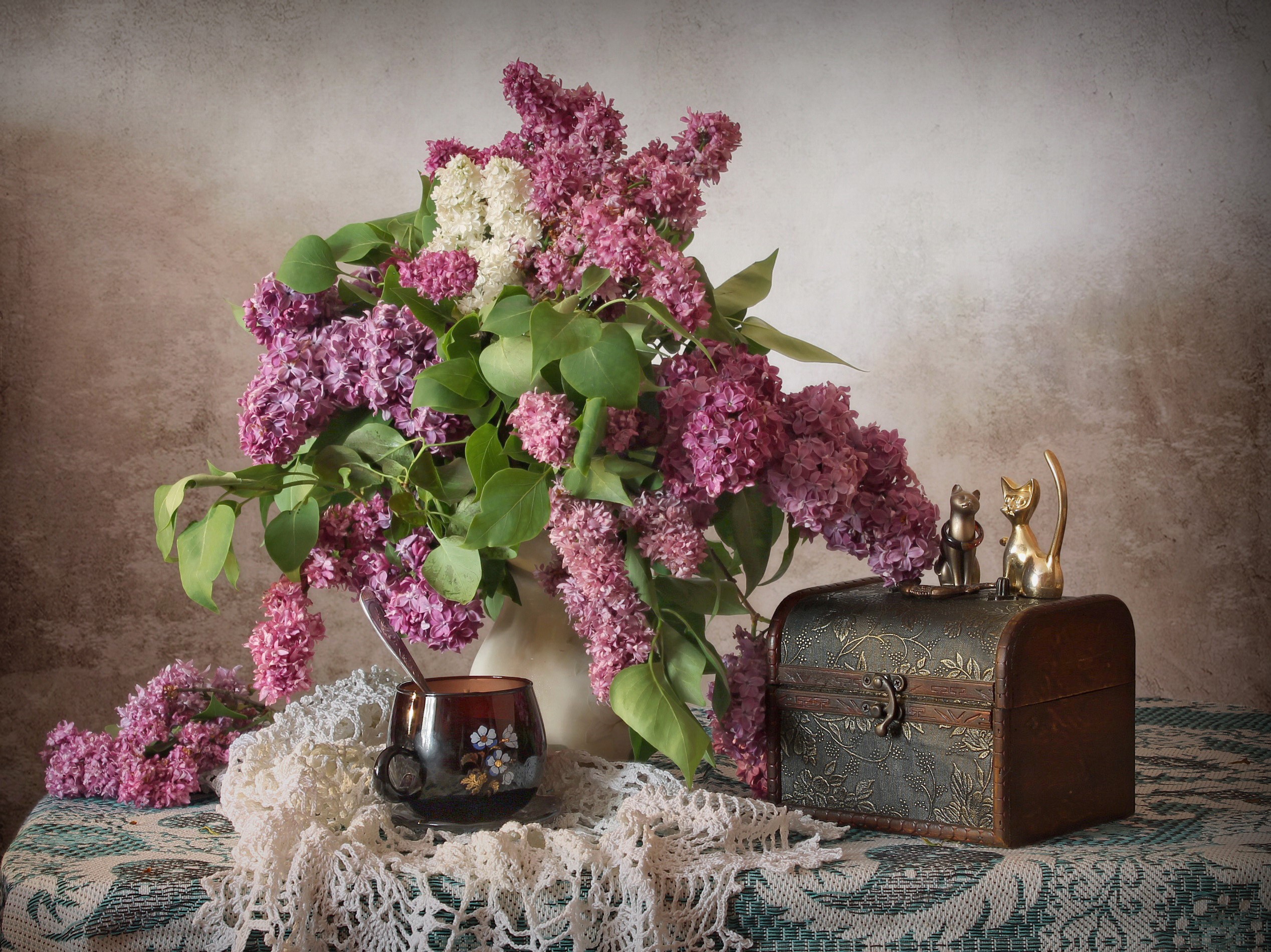 Still-life with lilac bouquet, cup, and cat figurines HD Wallpaper