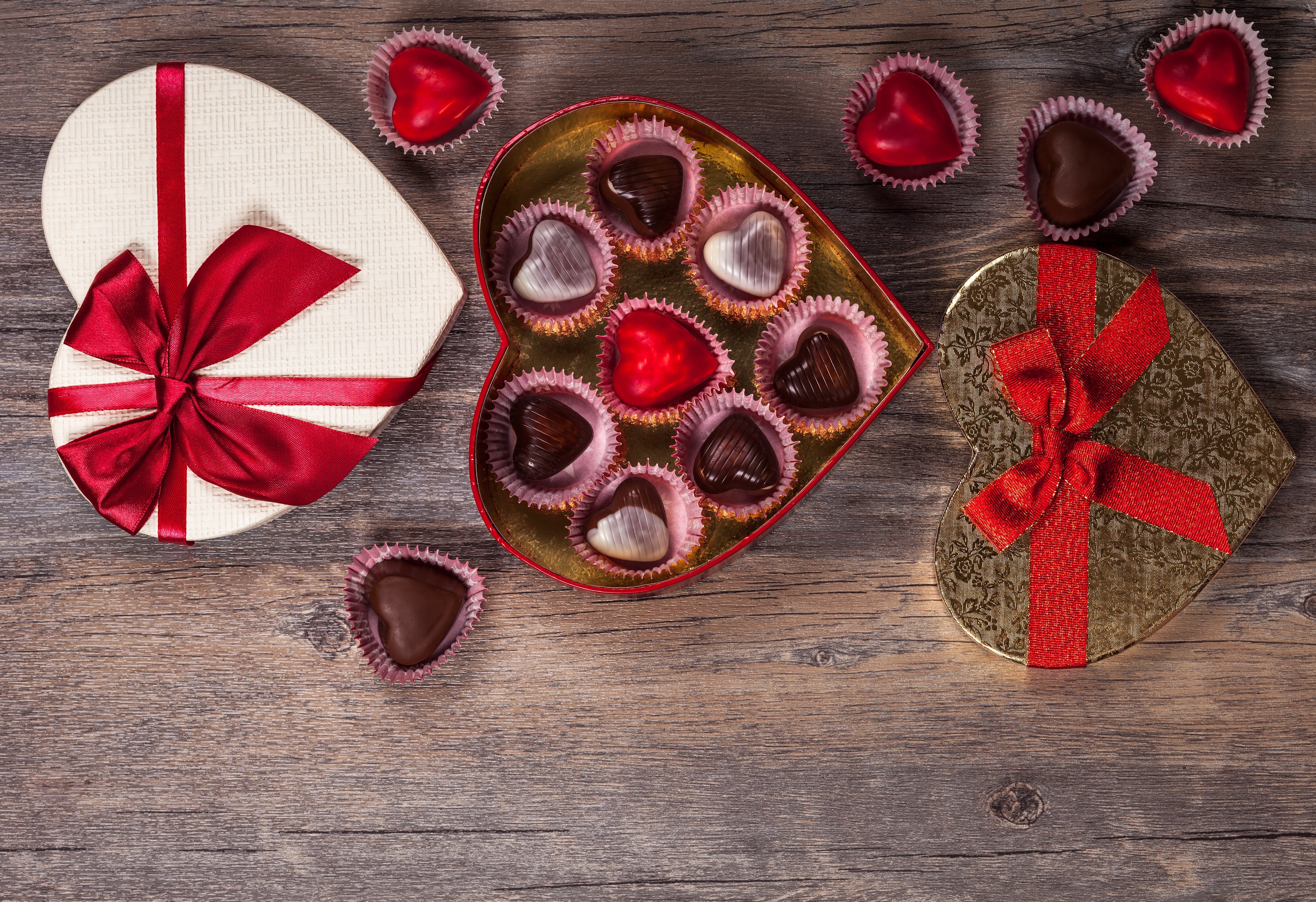 Heart-shaped Valentine's Day chocolate boxes with red bow HD Wallpaper