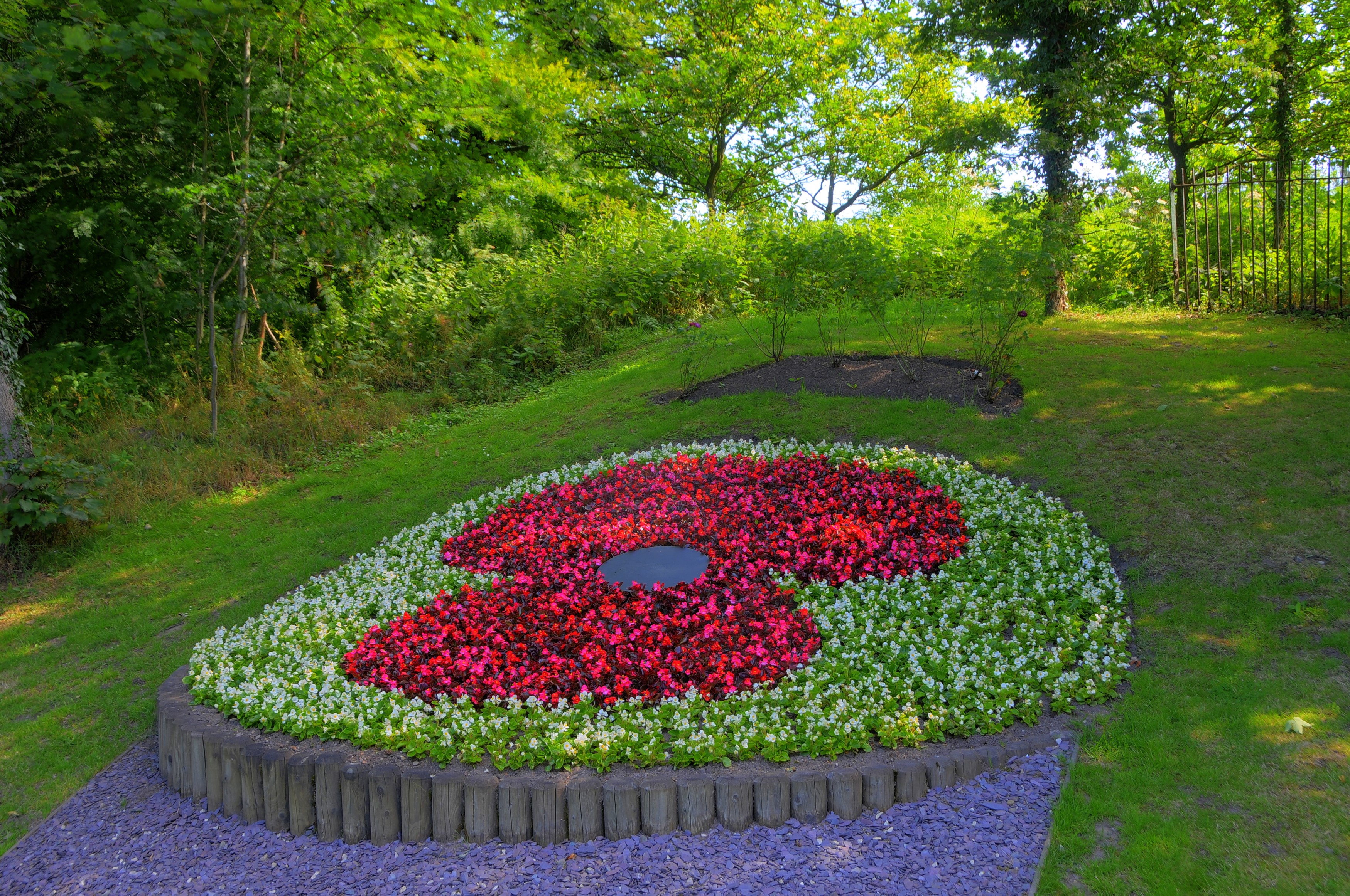 Flower bed design in Chorley, England HD Wallpaper