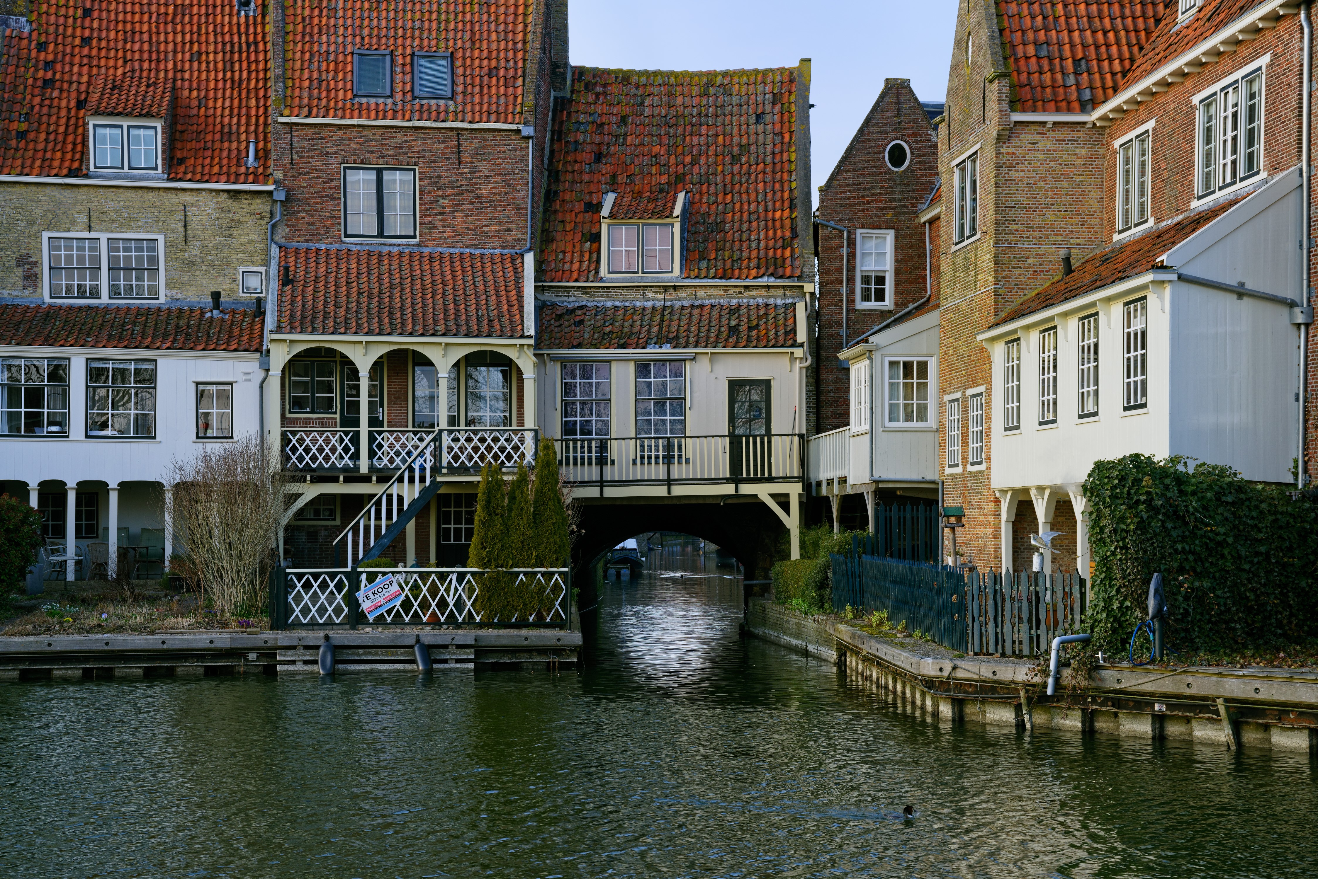 Houses along a canal in Enkhuizen, Netherlands HD Wallpaper
