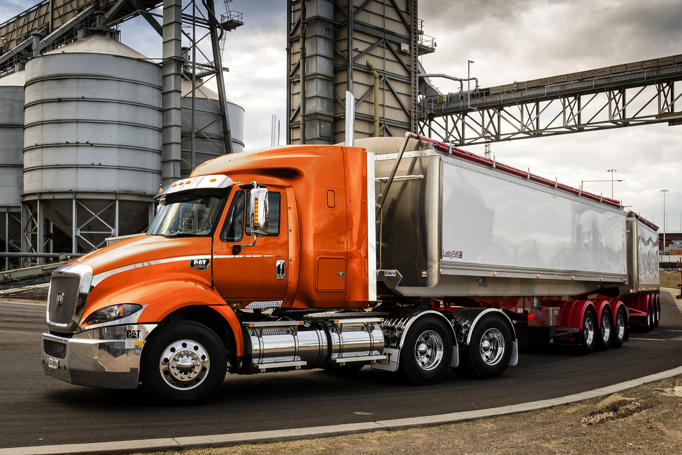 2011-16 Caterpillar CT630 Truck with Trailer HD Wallpaper