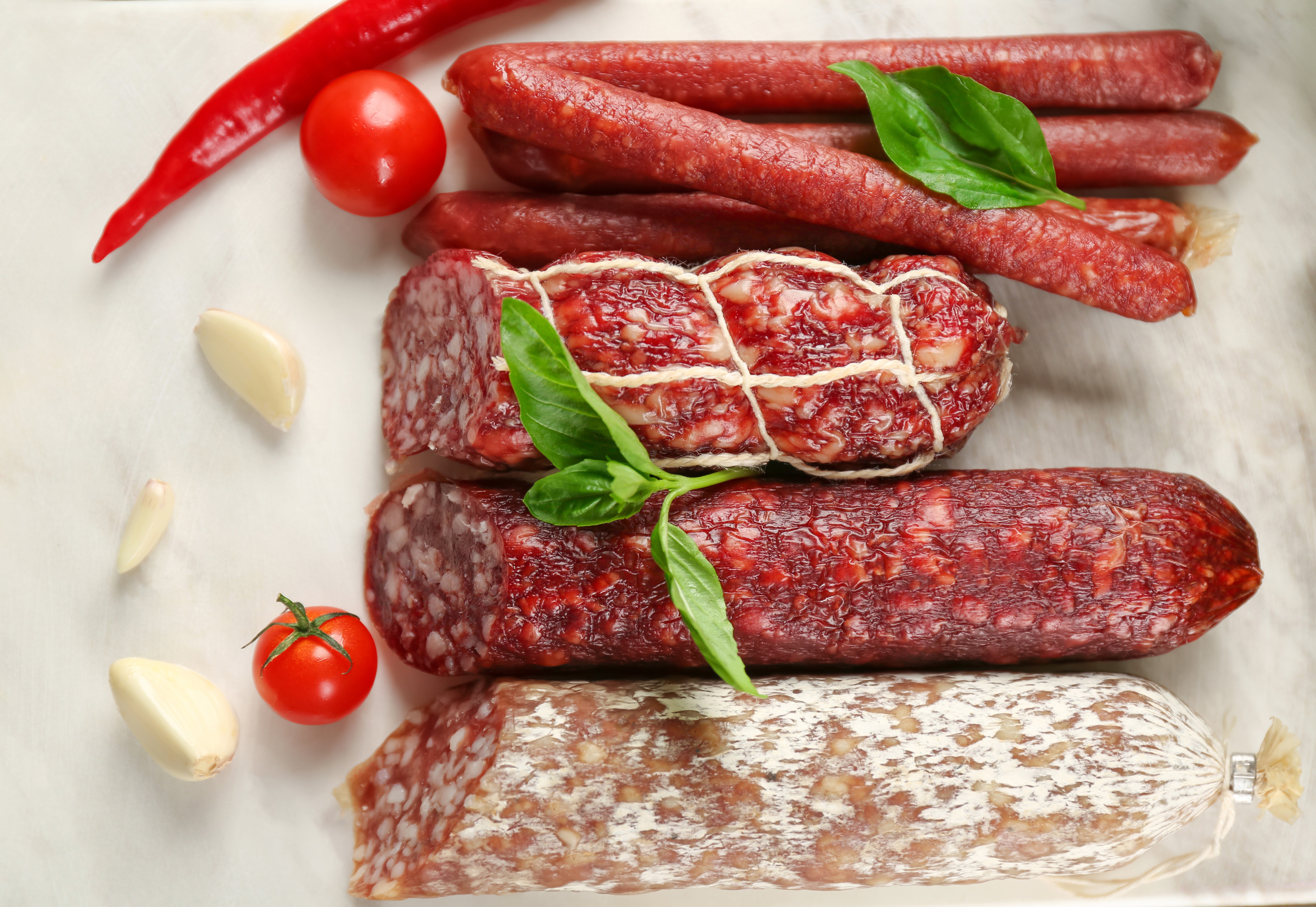 Sausages with tomatoes, chili peppers, and garlic HD Wallpaper