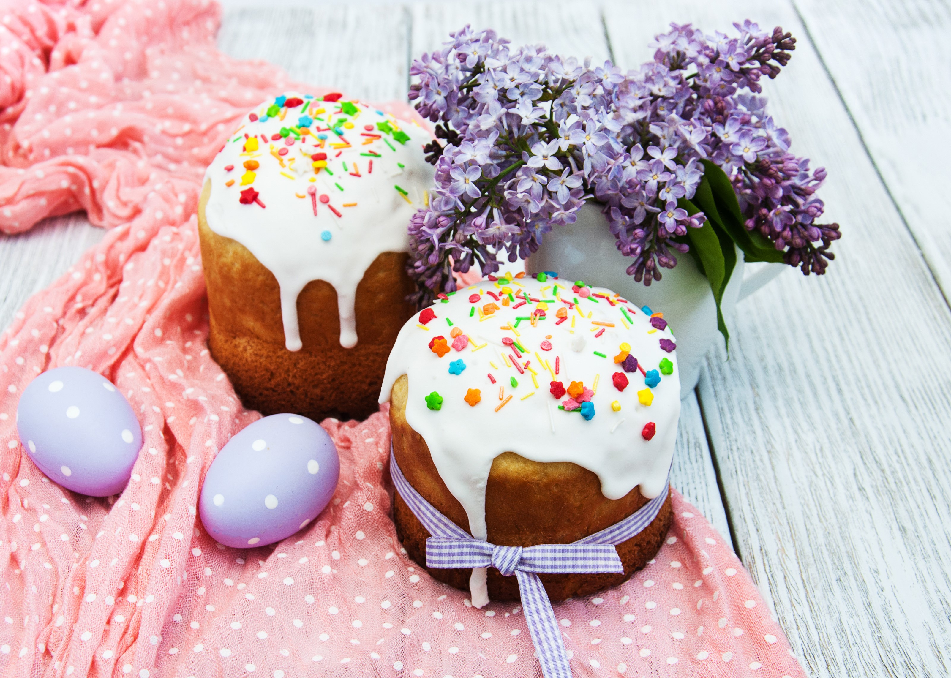 Easter Kulich cakes with lilac and eggs on wood HD Wallpaper