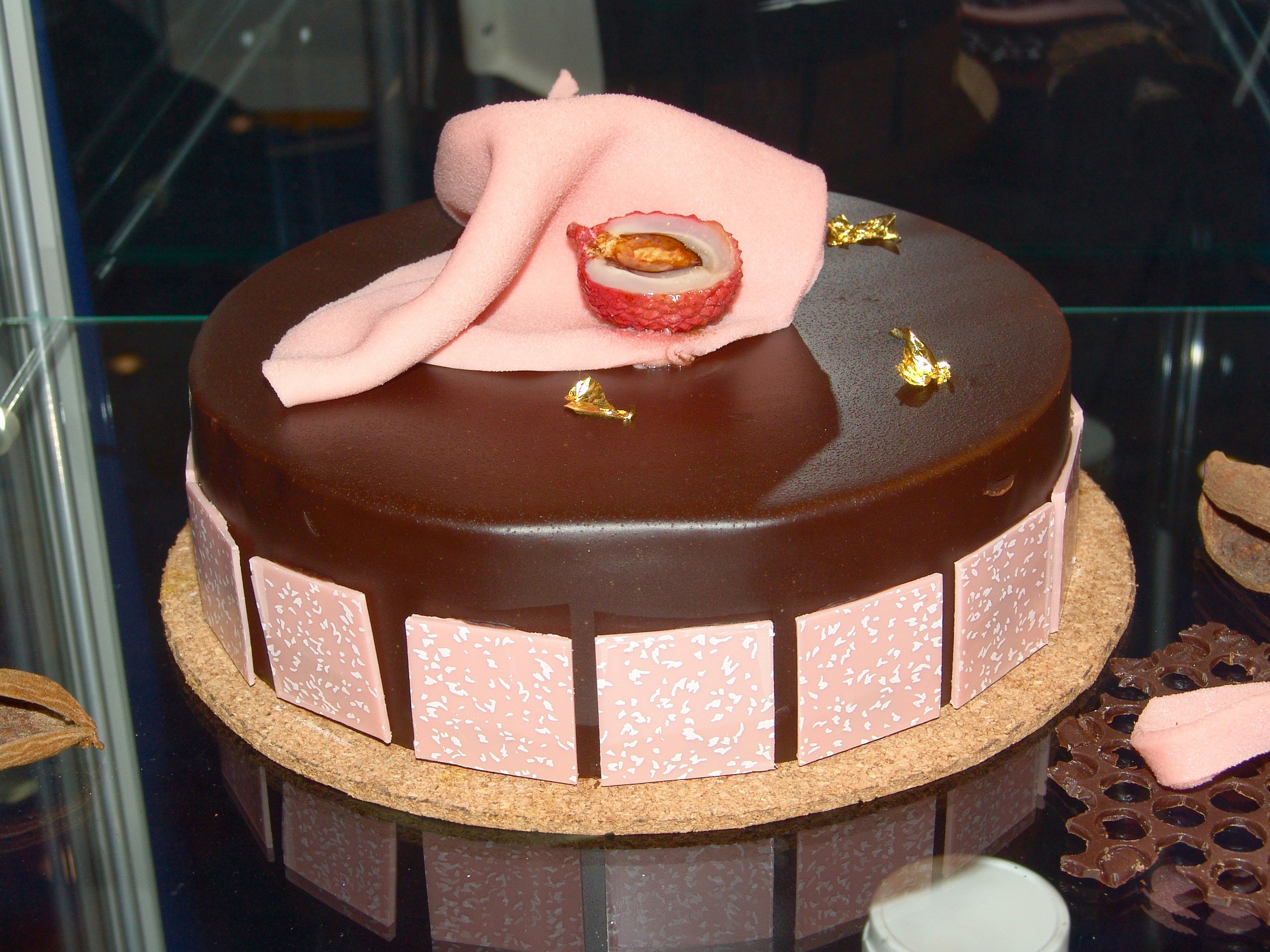 Chocolate cake with pink fondant and lychee HD Wallpaper