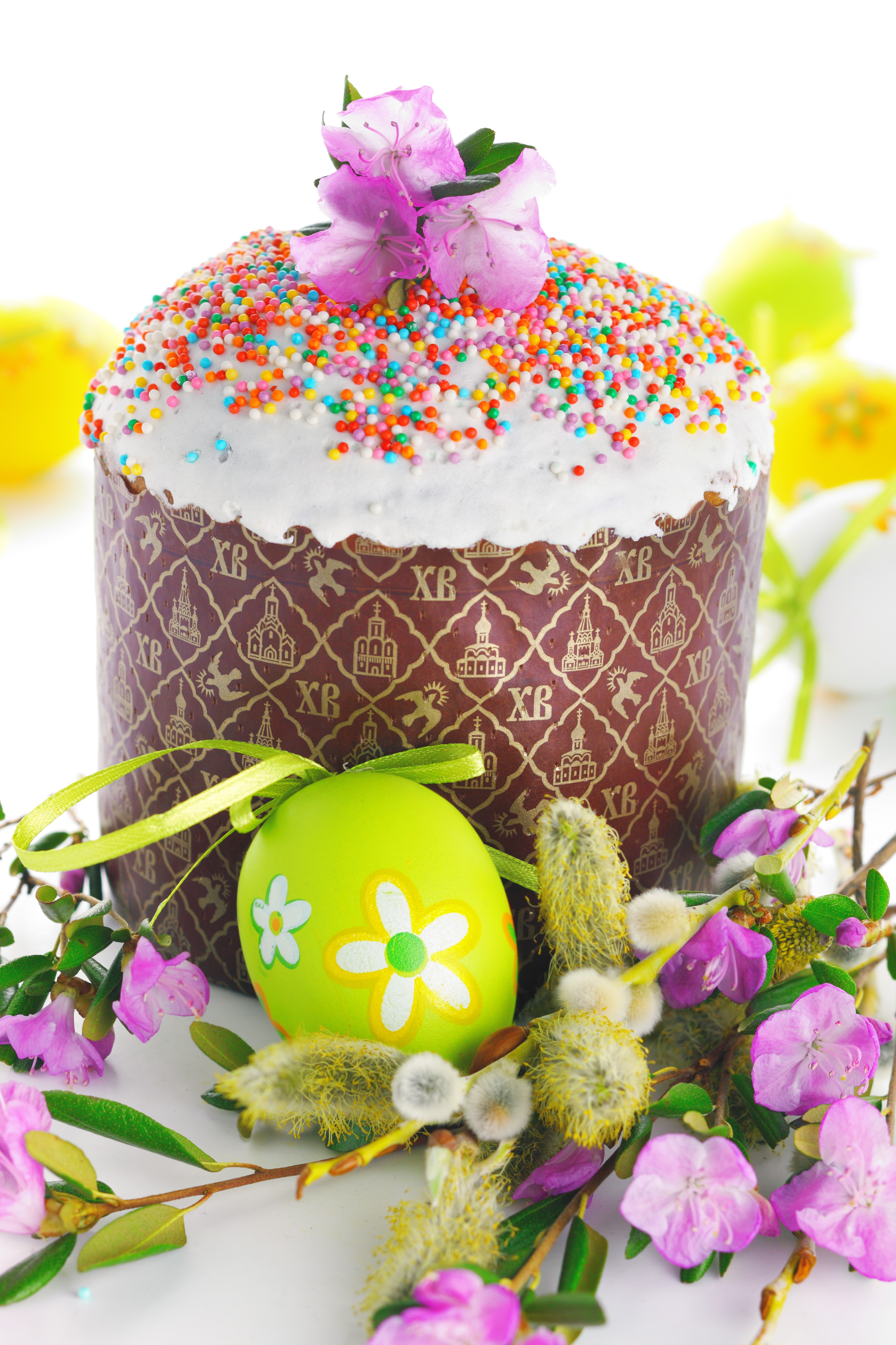 Easter Kulich with decorated egg and flowers HD Phone Wallpaper