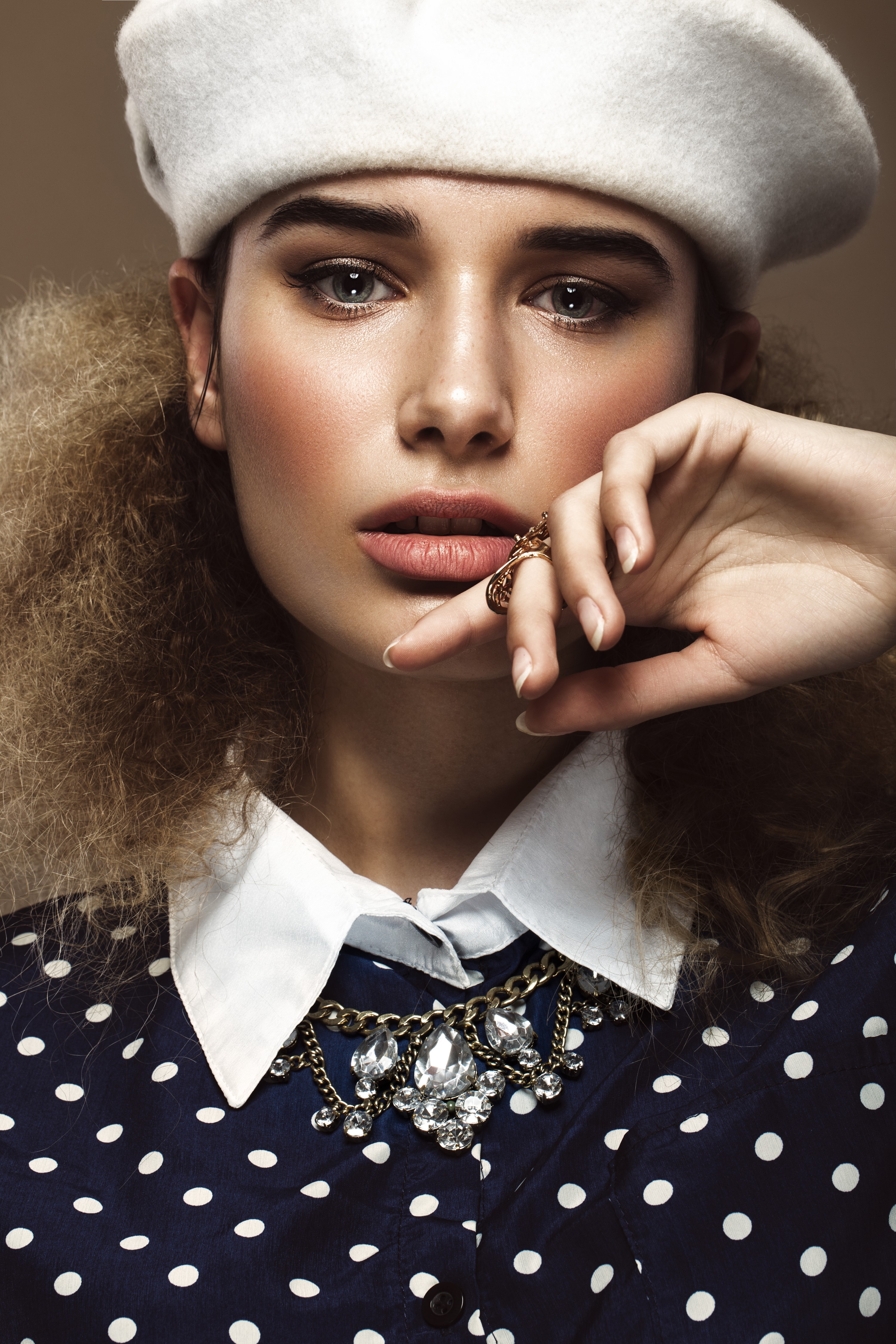 Woman wearing a white beret and polka dot dress with necklace HD Phone Wallpaper