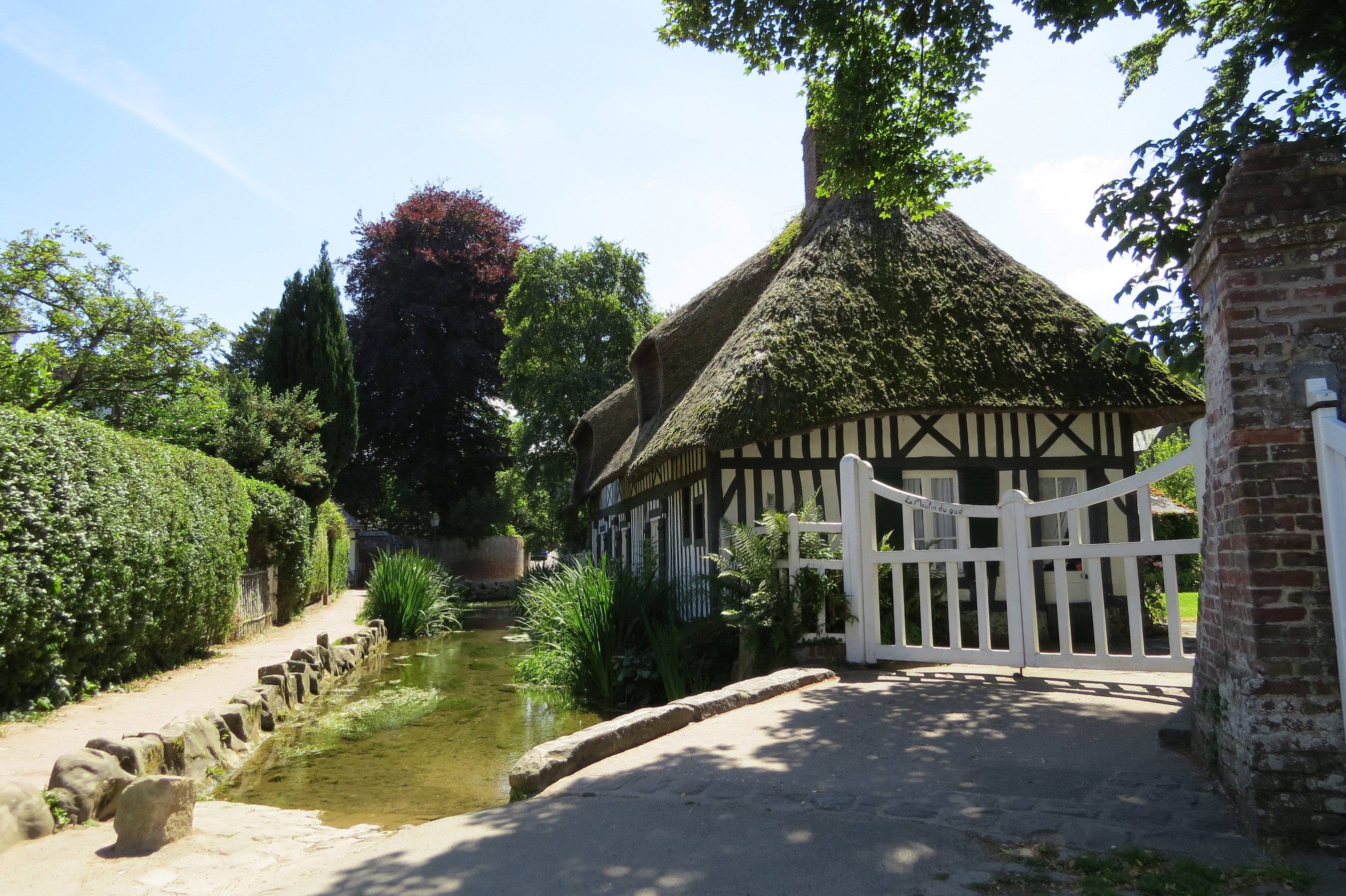 Thatched roof house by a stream in Veules les Roses, France HD Wallpaper