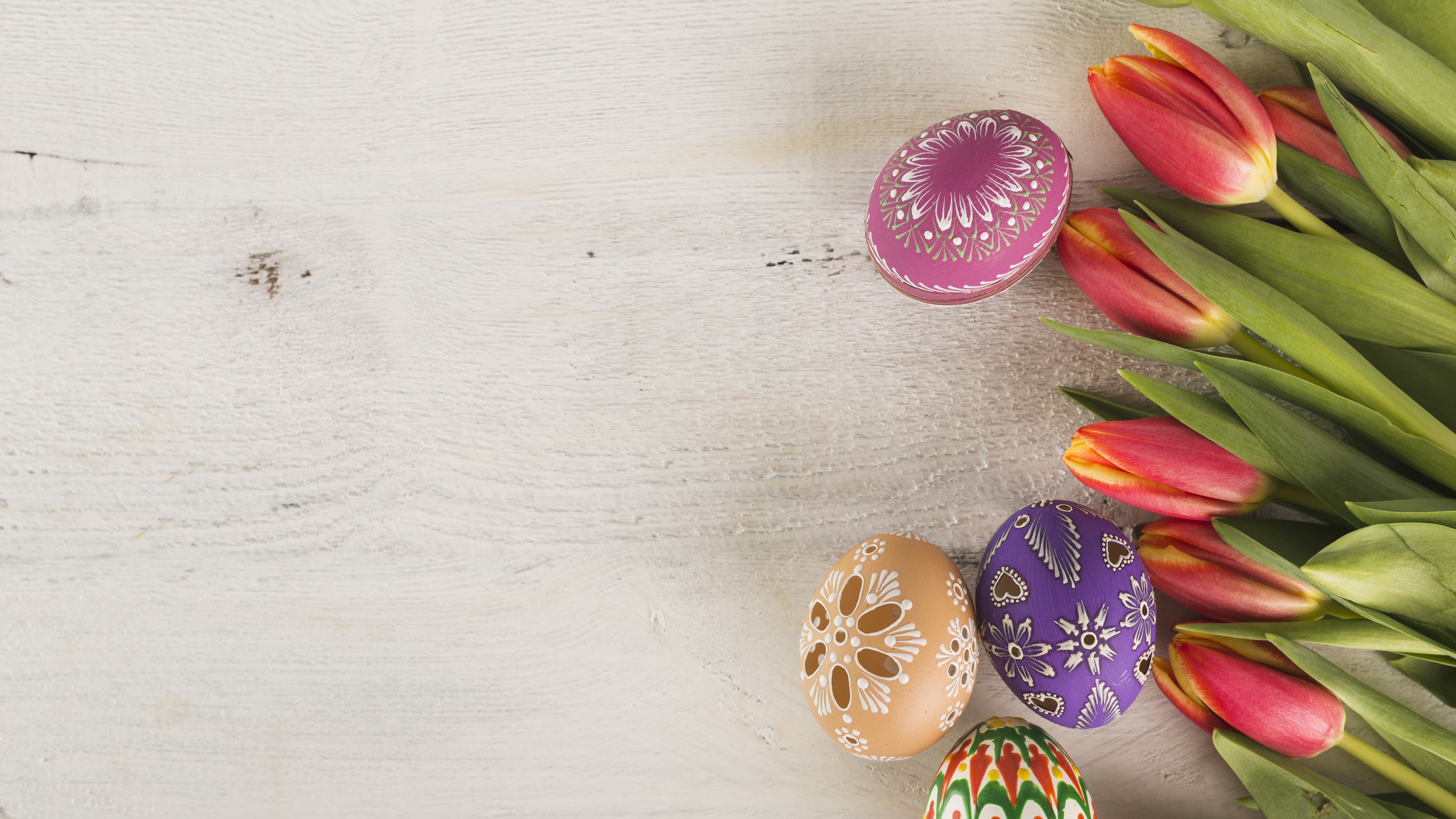 Easter Eggs and Tulips on White Wood HD Wallpaper