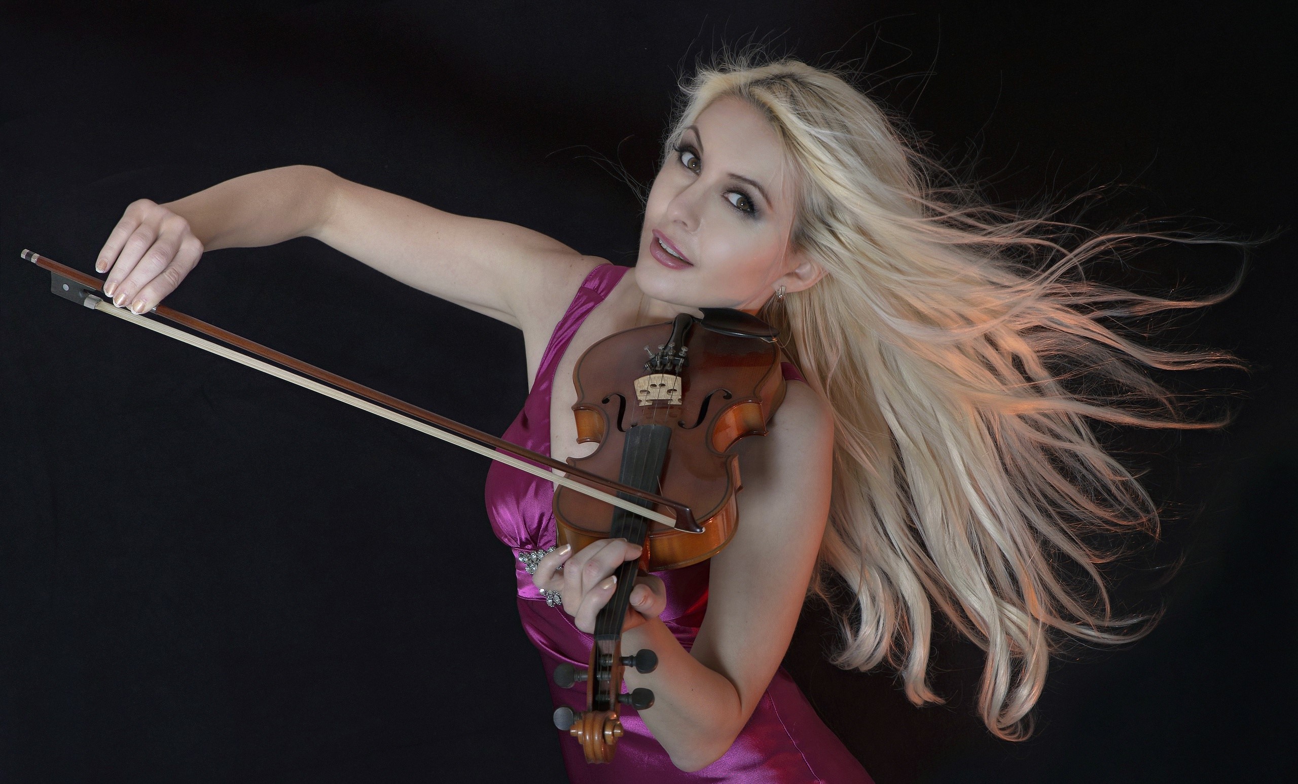 Blonde woman playing violin on black background HD Wallpaper