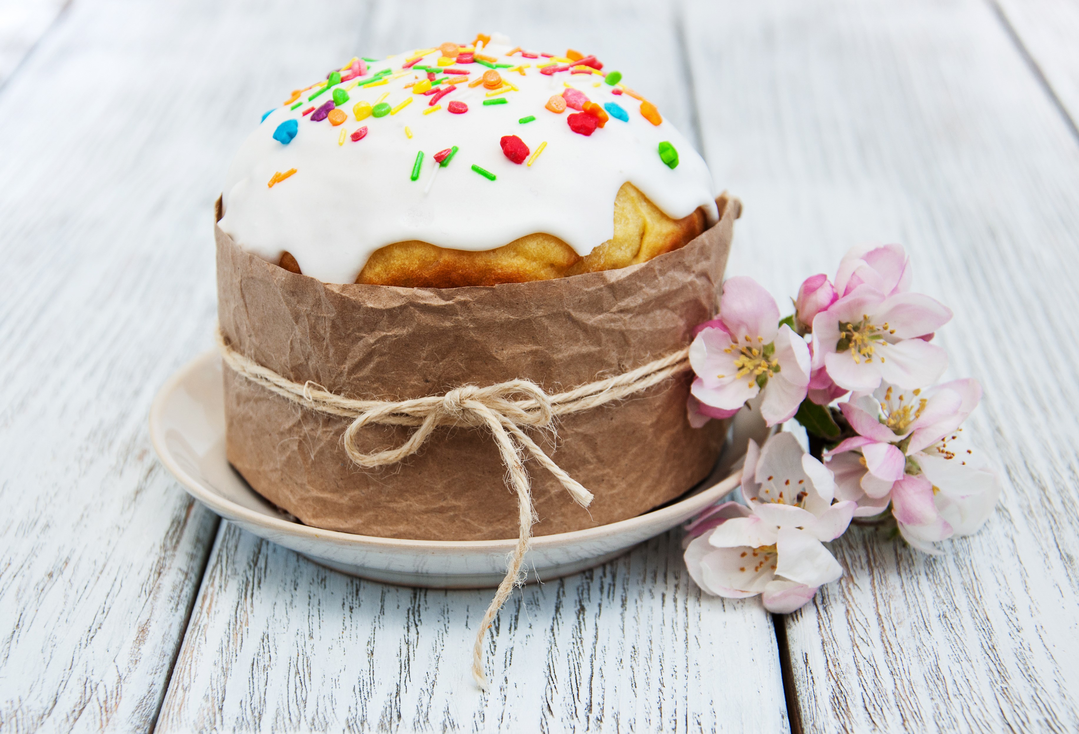 Easter Kulich pastry with sprinkles and flowers HD Wallpaper