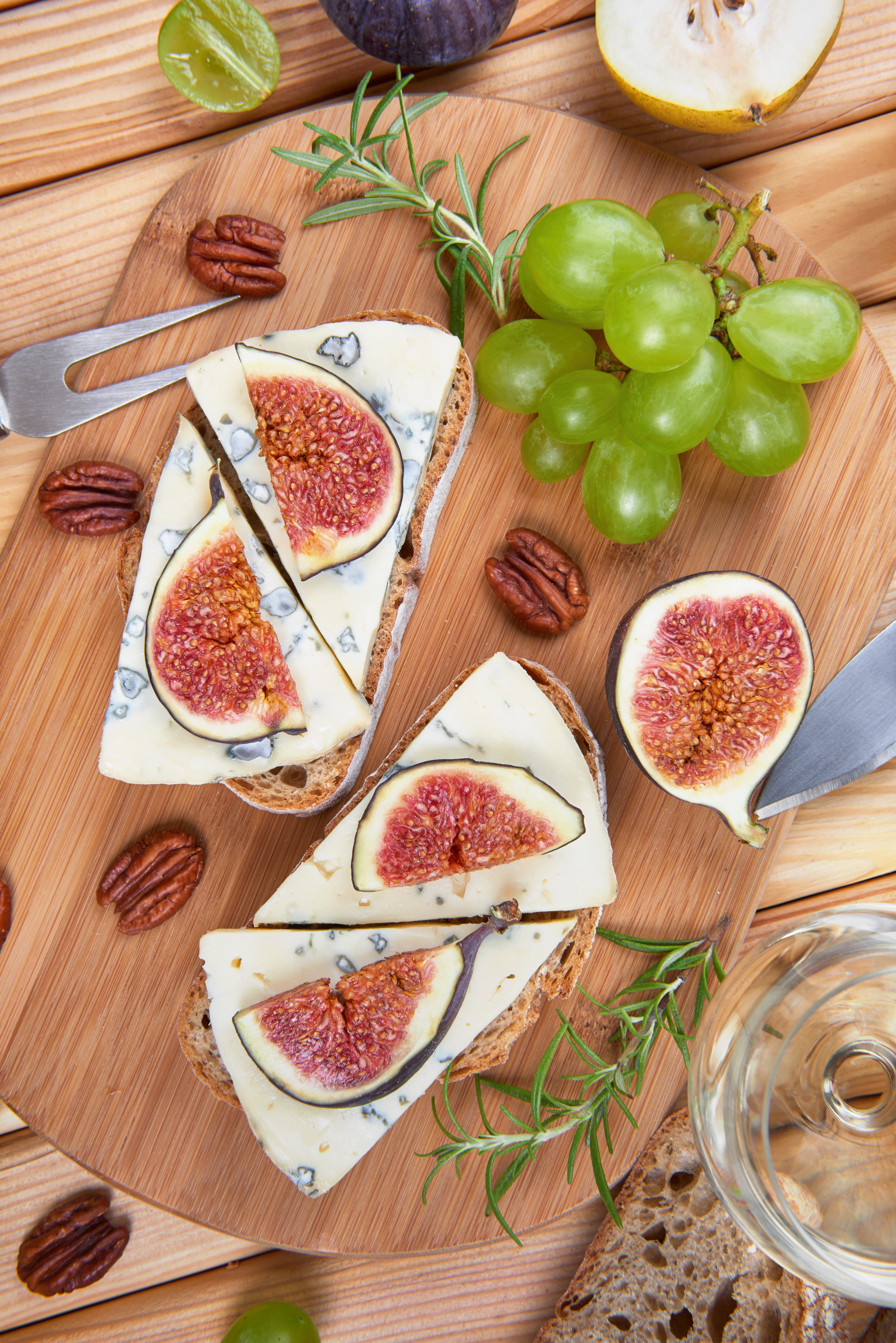 Cheese and fig toasts with grapes and nuts HD Phone Wallpaper