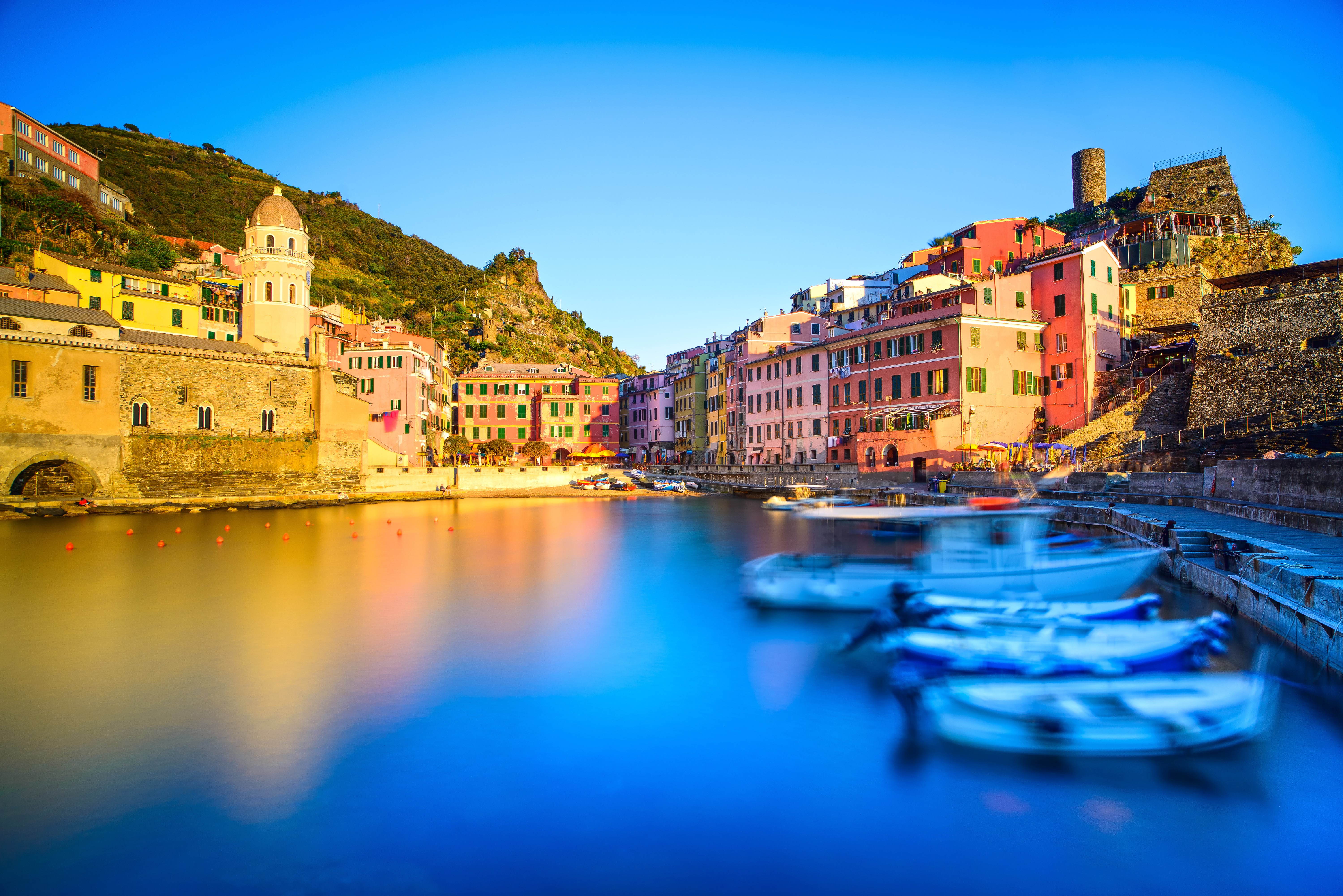 Vernazza, Italy: Colorful Houses on a Bay with Boats HD Wallpaper