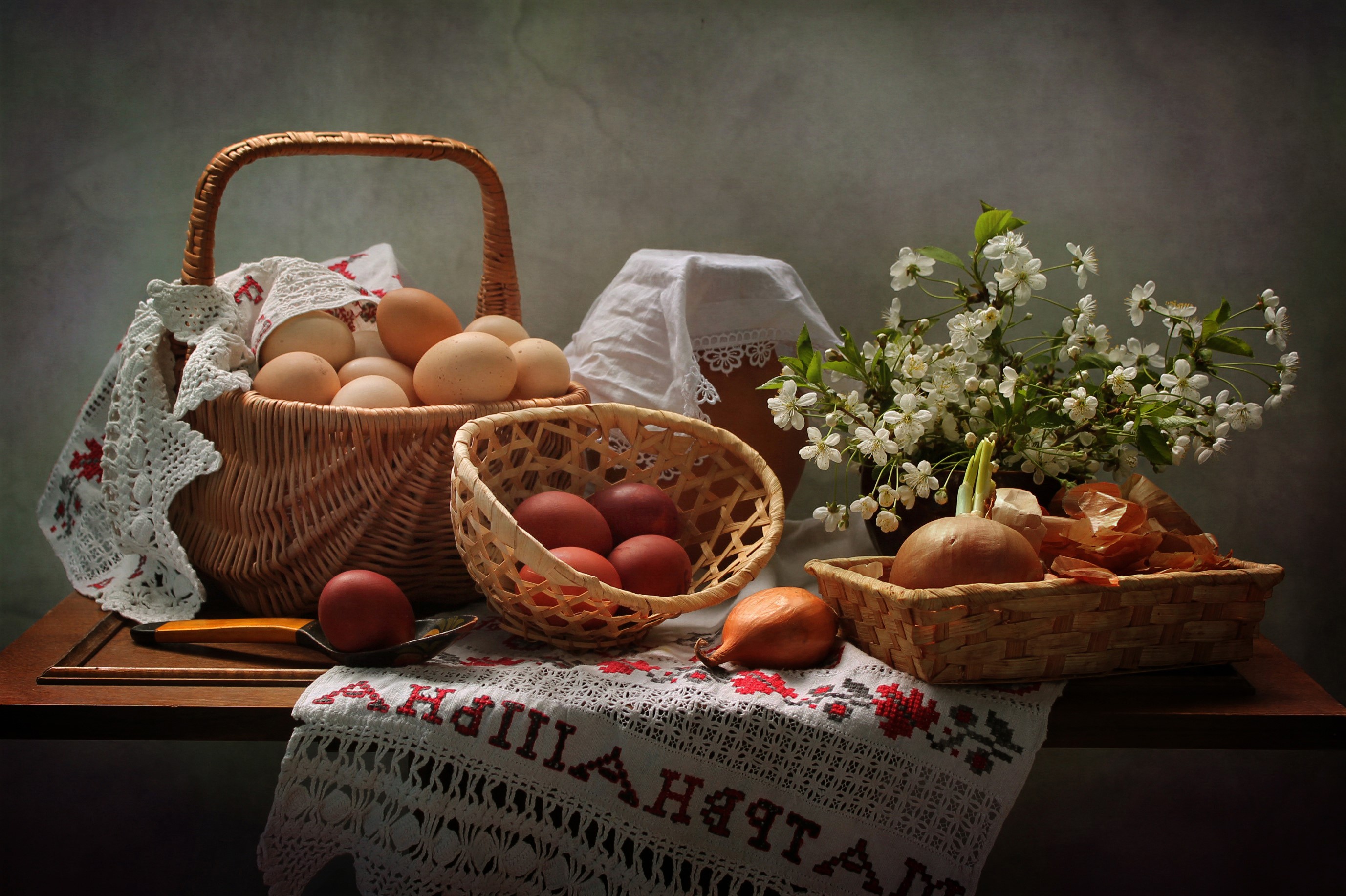 Easter eggs and onions in wicker baskets with cherry blossoms HD Wallpaper