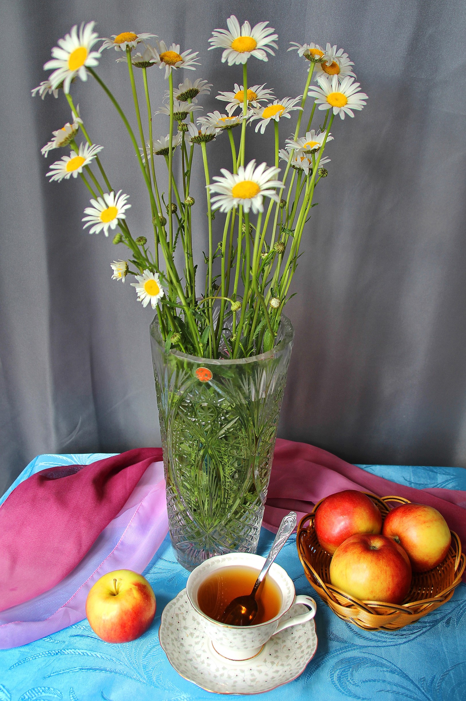 Still-life with camomiles, apples, and tea HD Phone Wallpaper