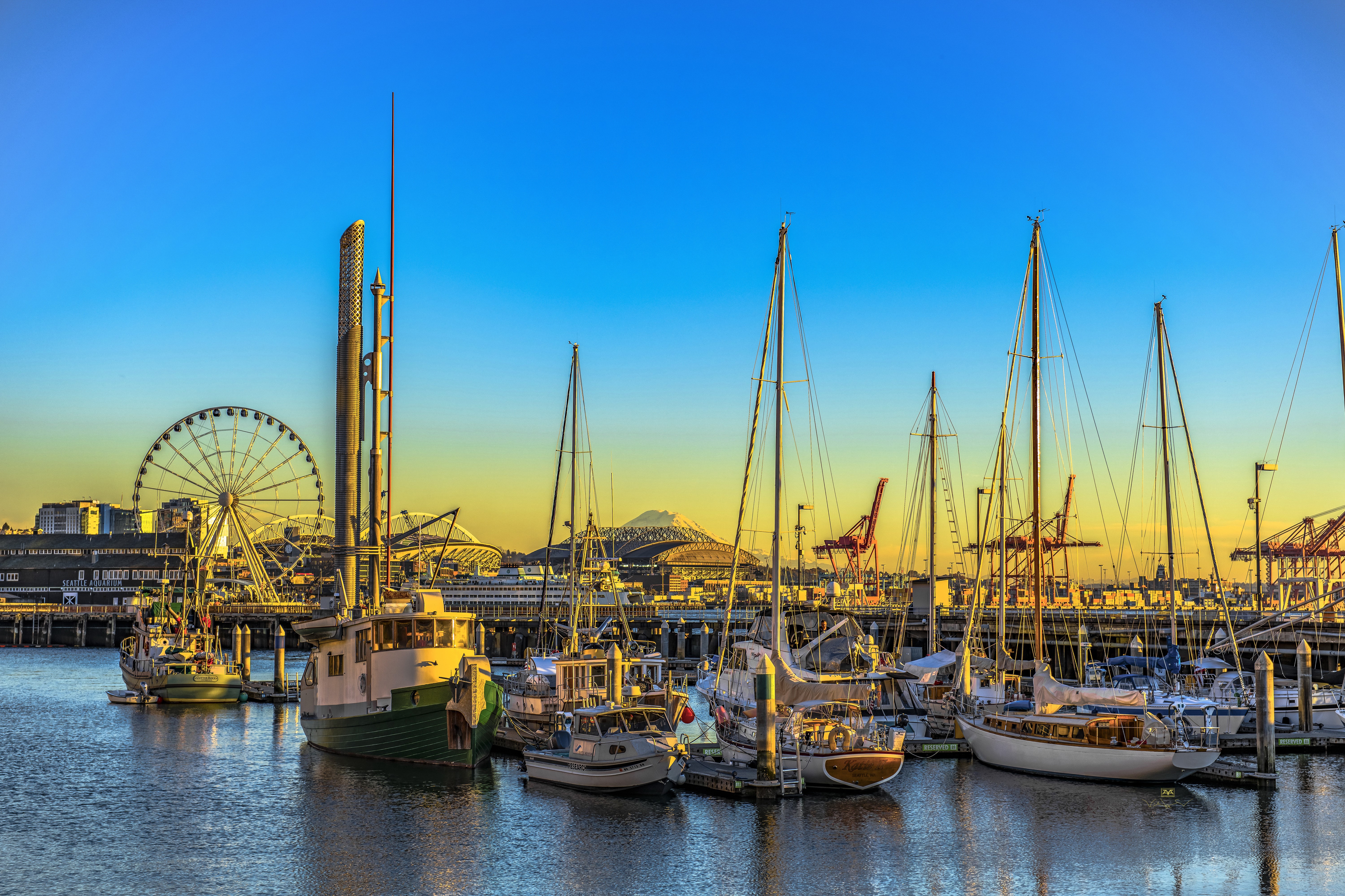 Seattle Waterfront with Ferris Wheel and Mount Rainier HD Wallpaper
