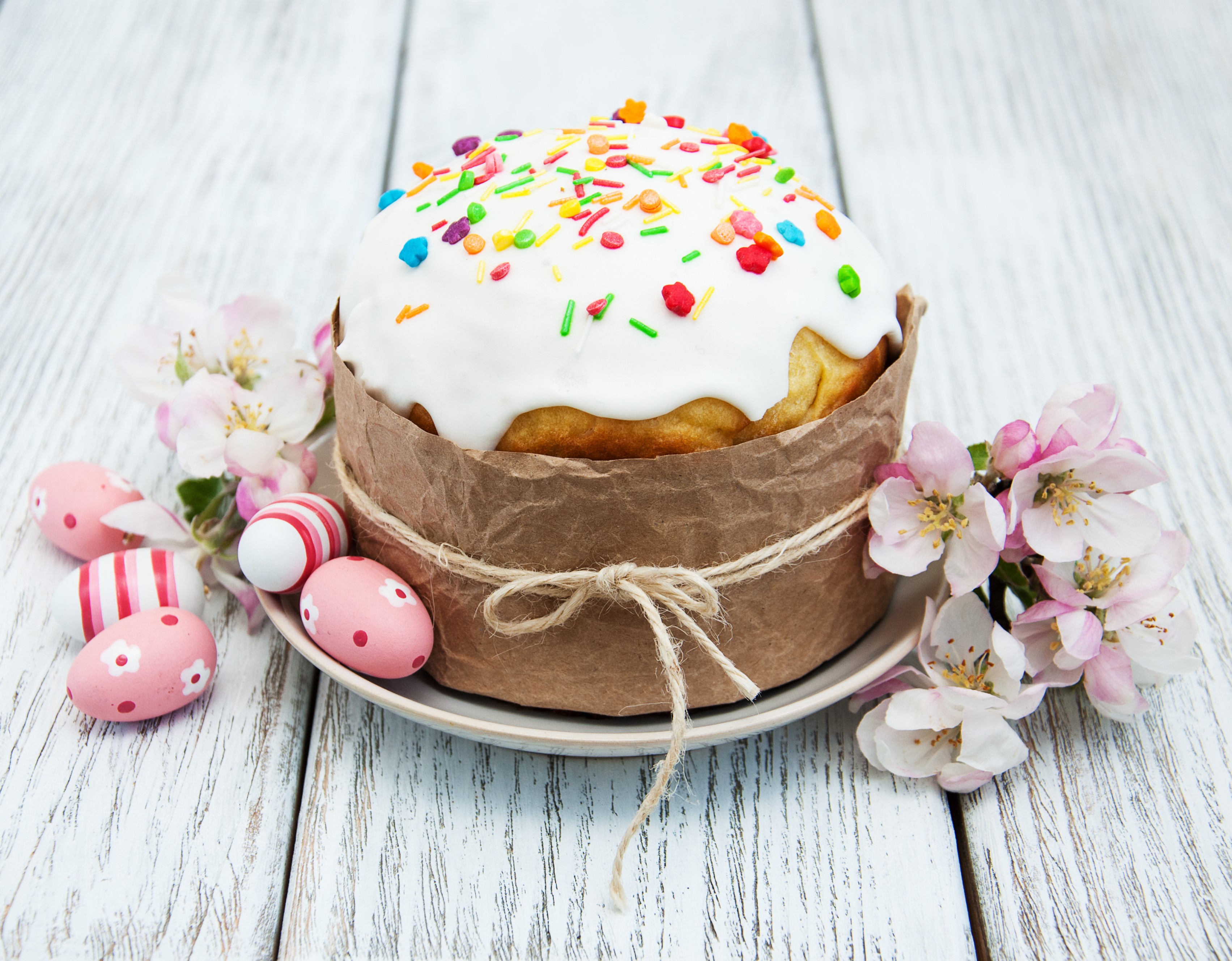 Easter cake with decorated eggs and flowers on wooden background HD Wallpaper