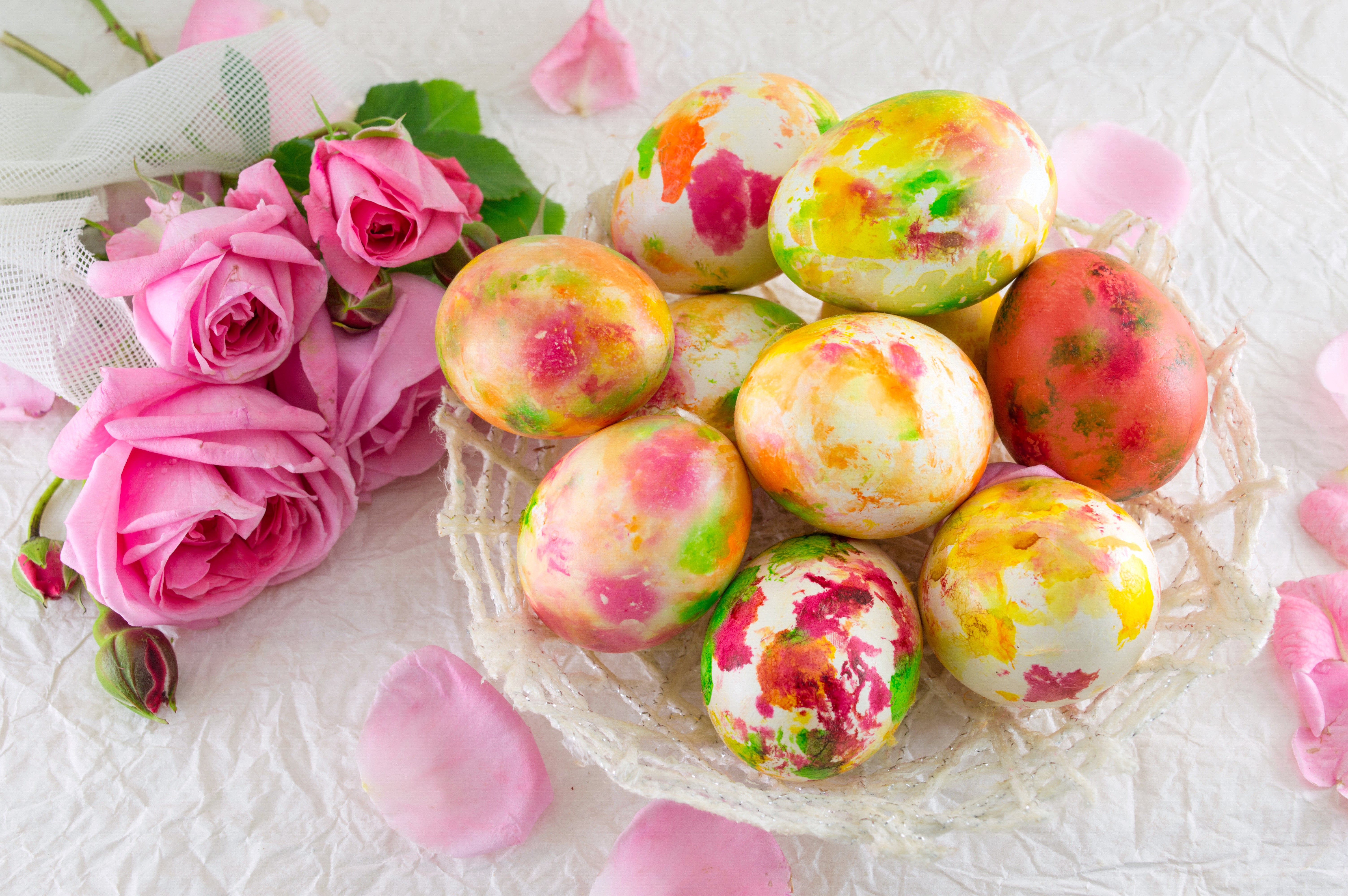 Easter Eggs and Pink Roses HD Wallpaper