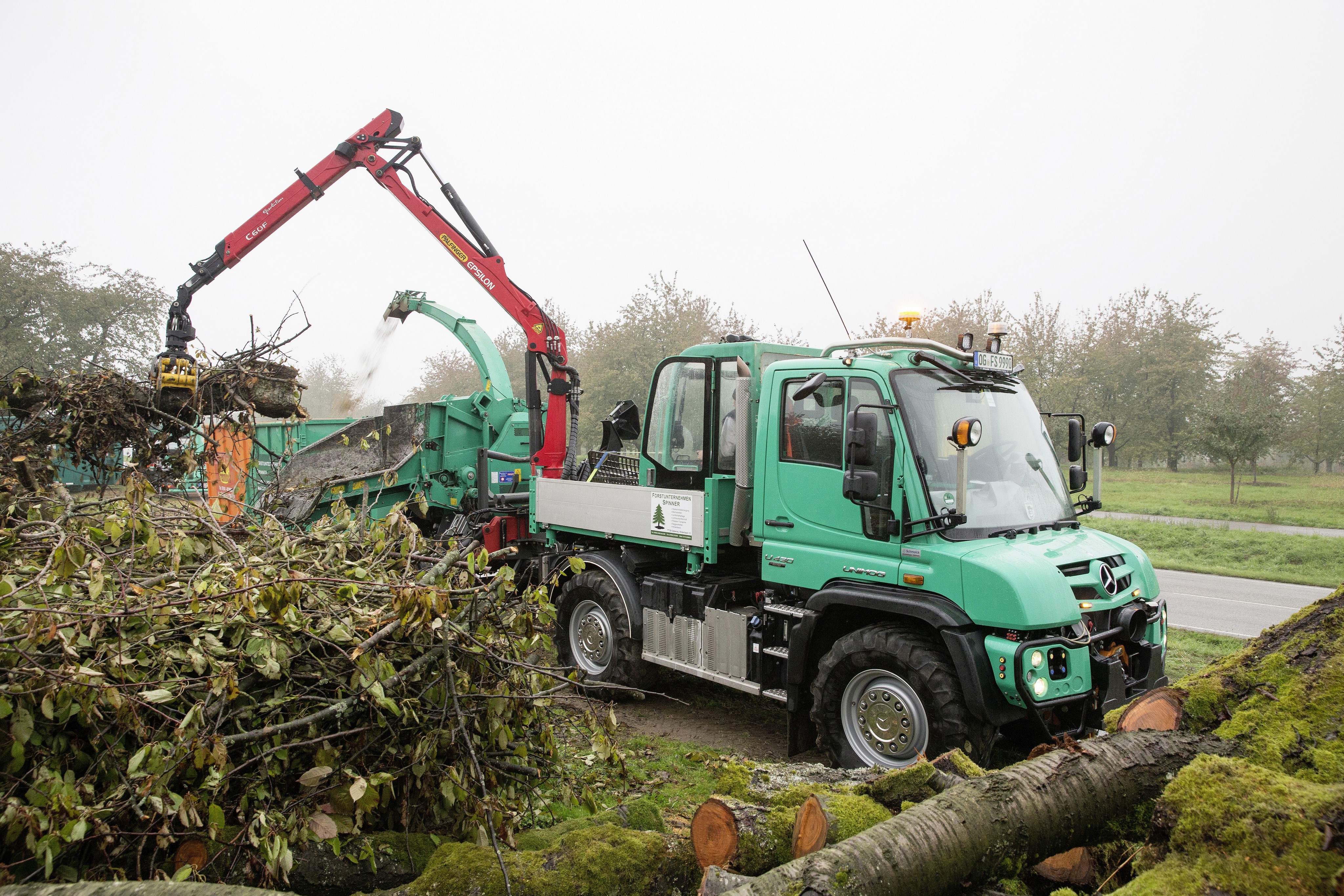Mercedes-Benz Unimog U430 with Wood Chipper HD Wallpaper