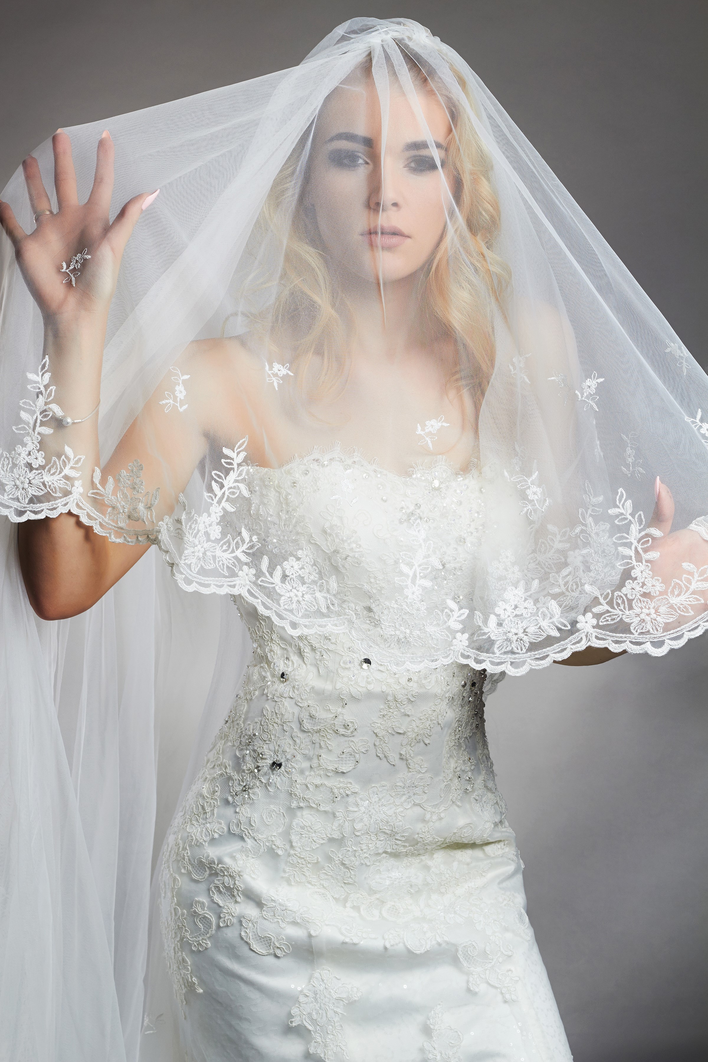 Bride in a white wedding dress and veil HD Phone Wallpaper