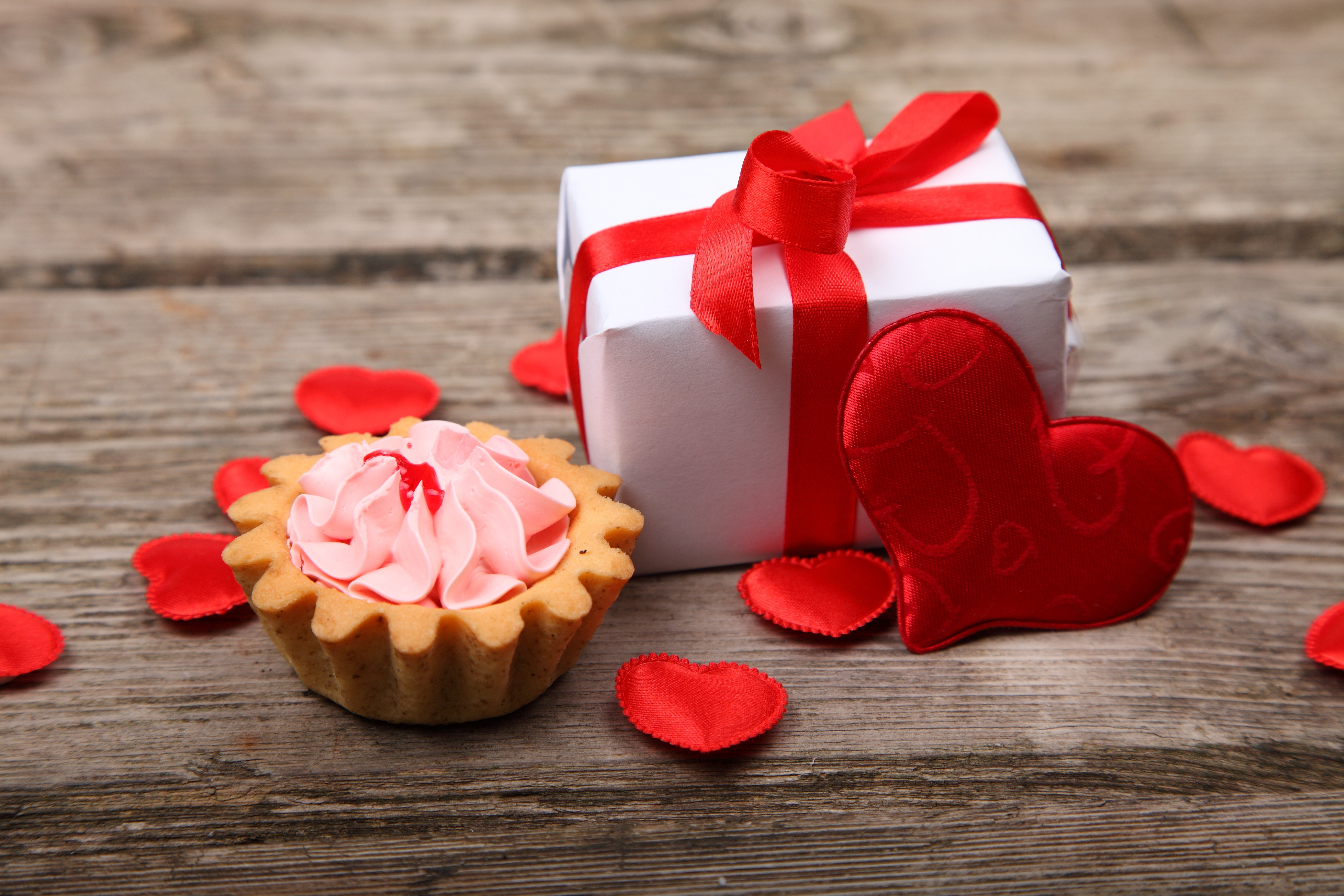 Valentine's Day gift with cupcake and hearts HD Wallpaper