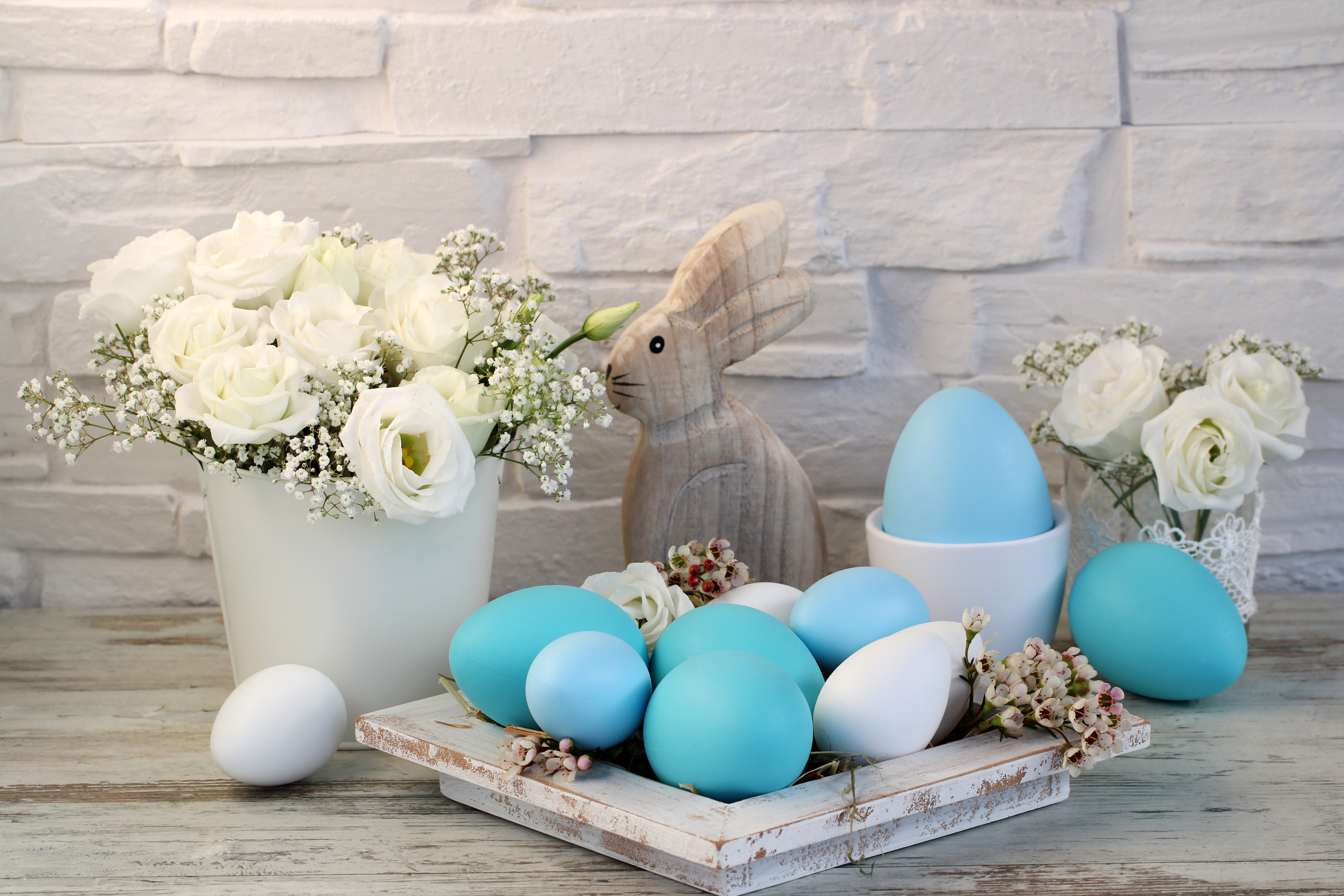 Easter eggs and white roses with wooden rabbit HD Wallpaper