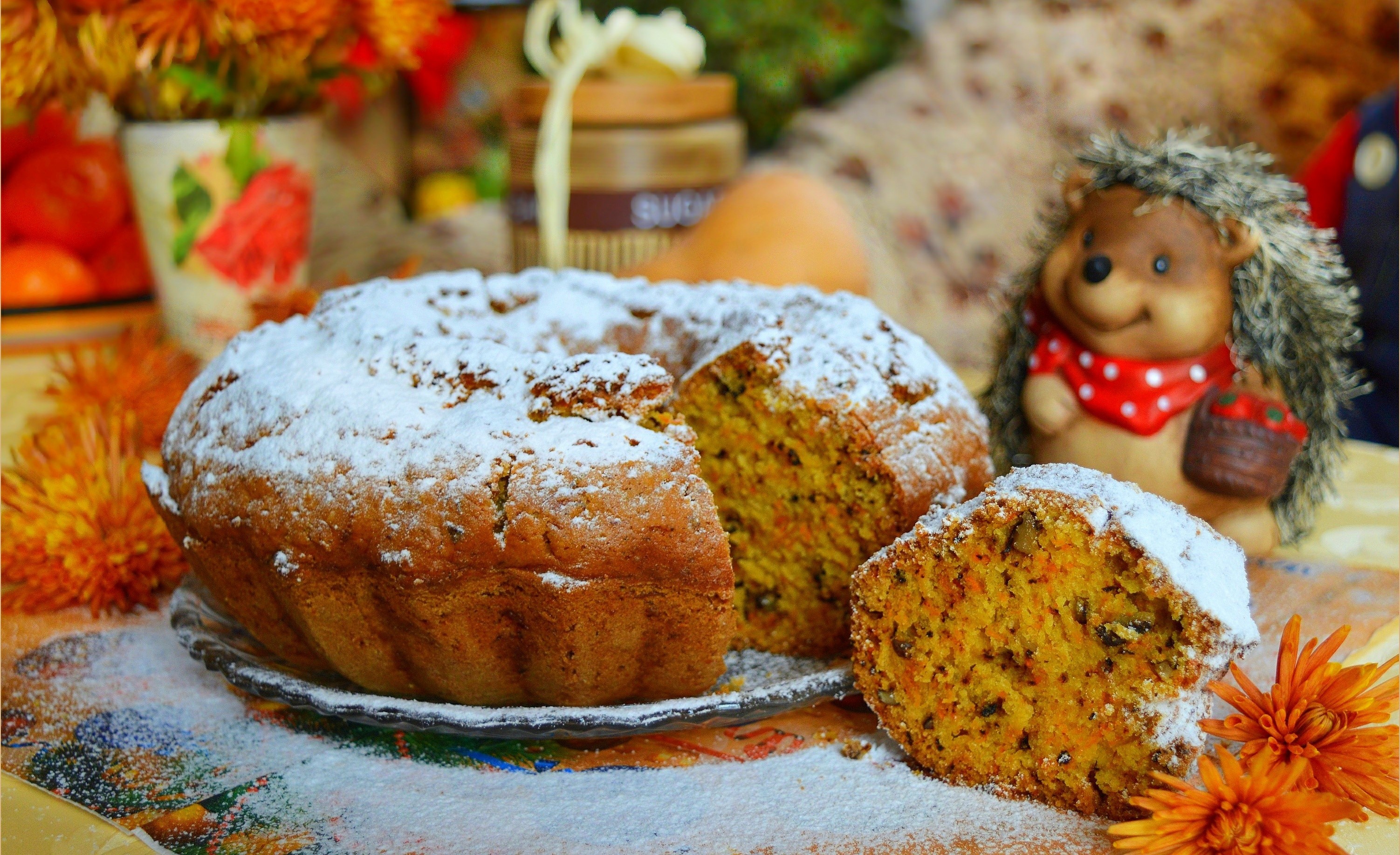 Bundt cake with powdered sugar and a slice cut out HD Wallpaper
