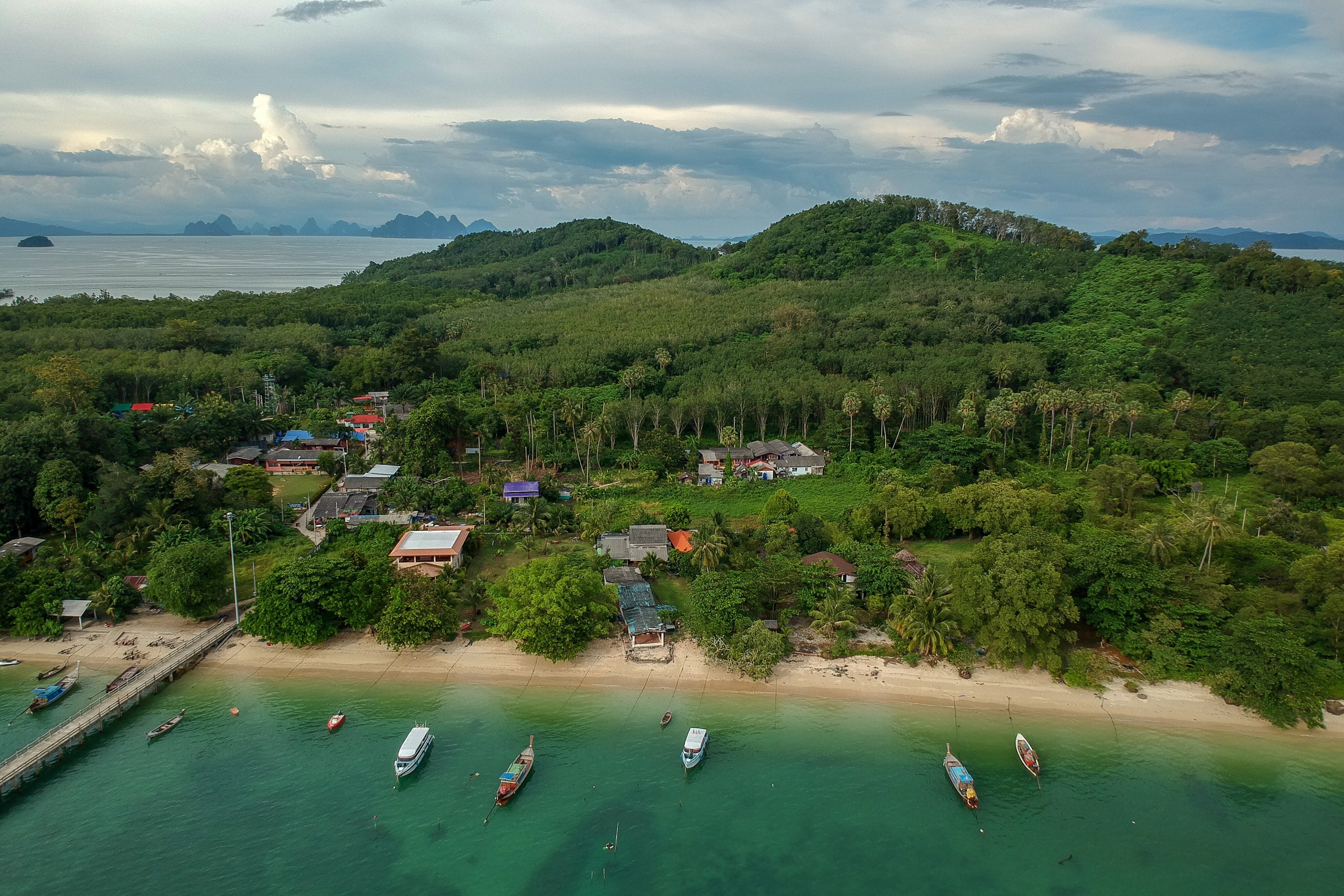 Aerial view of a tropical island village with boats HD Wallpaper