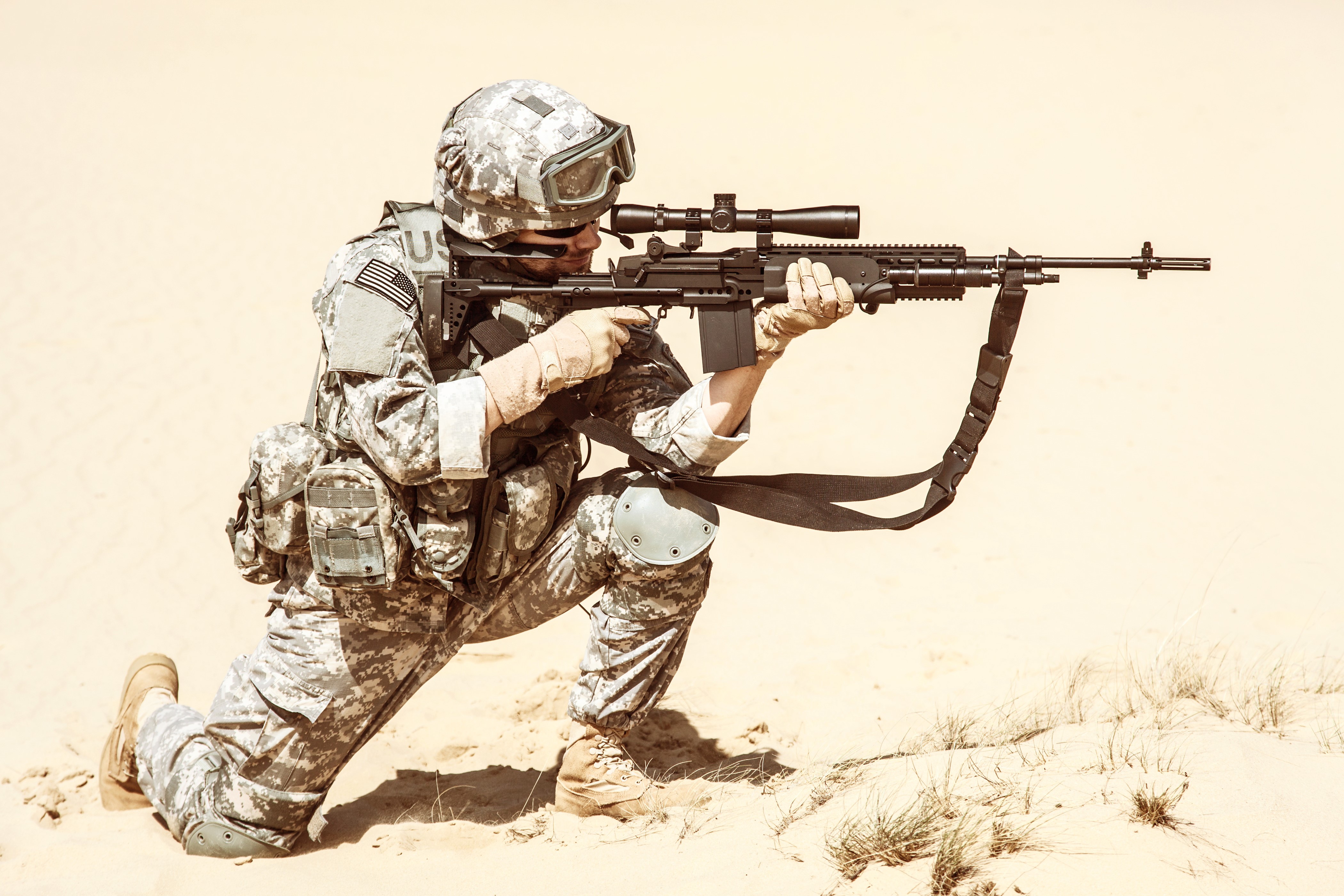 Soldier in uniform with assault rifle in desert HD Wallpaper