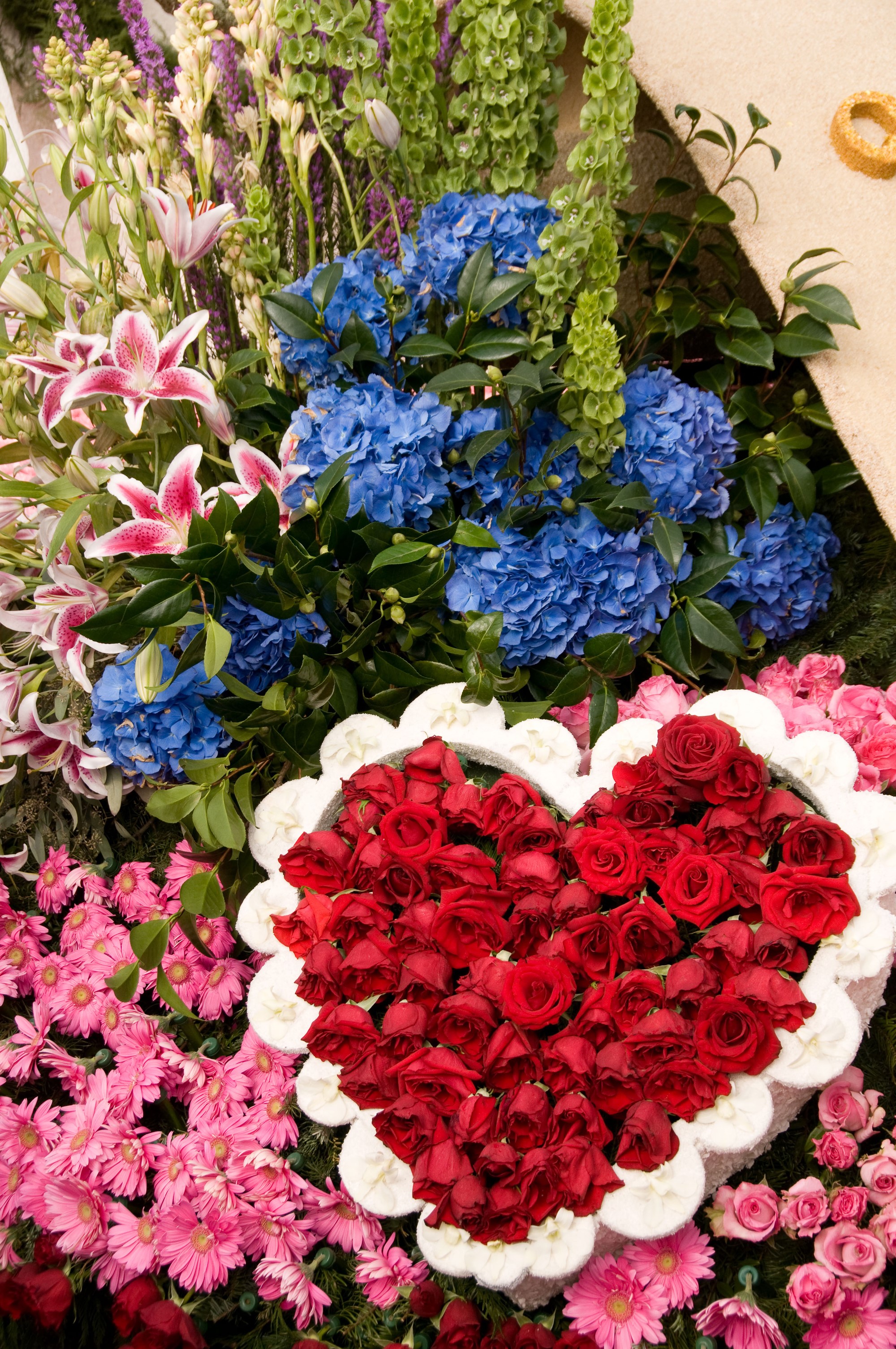 Heart-shaped arrangement of red roses and pink chrysanthemums HD Phone Wallpaper