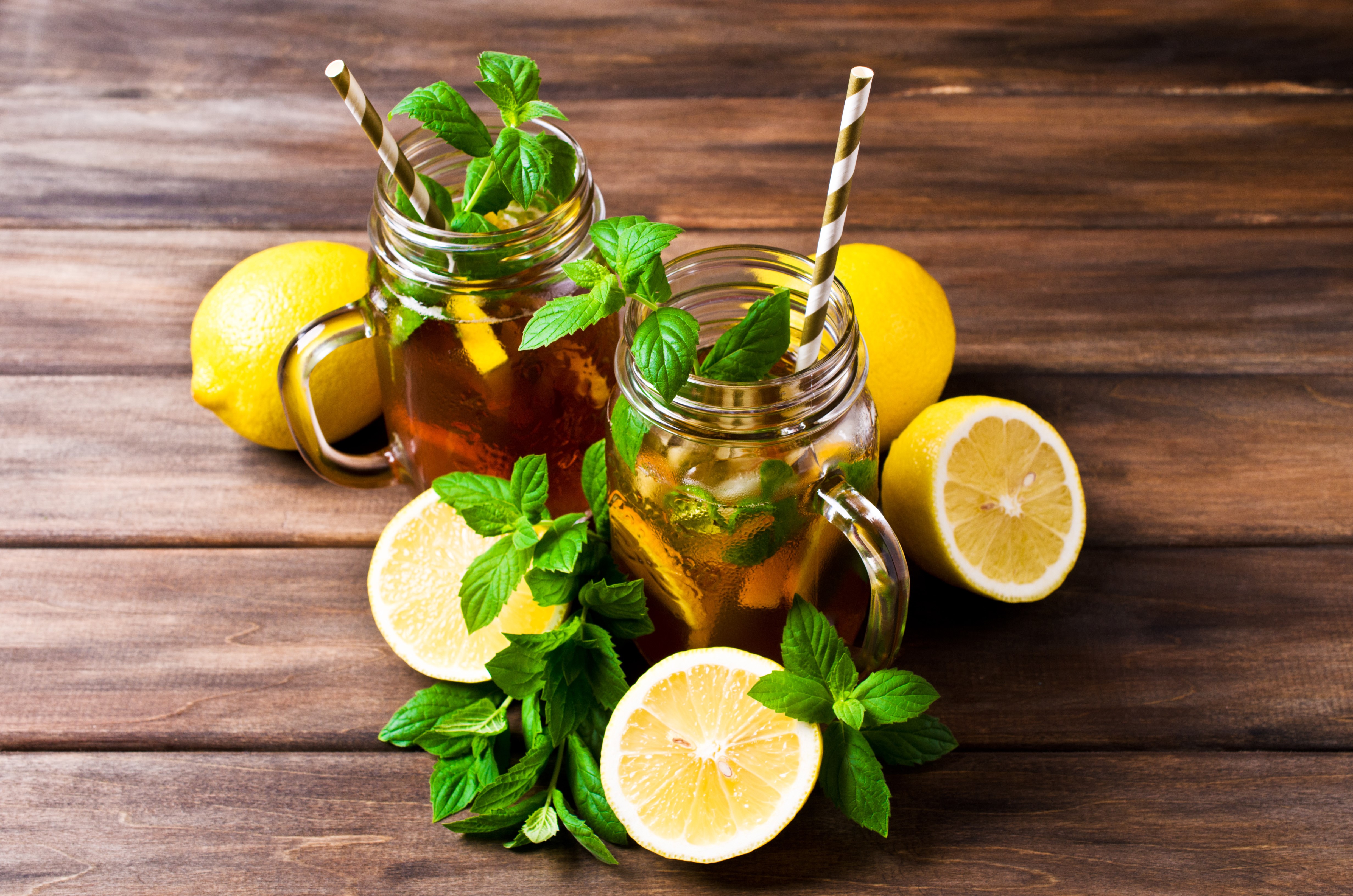Two glasses of iced tea with lemons and mint HD Wallpaper