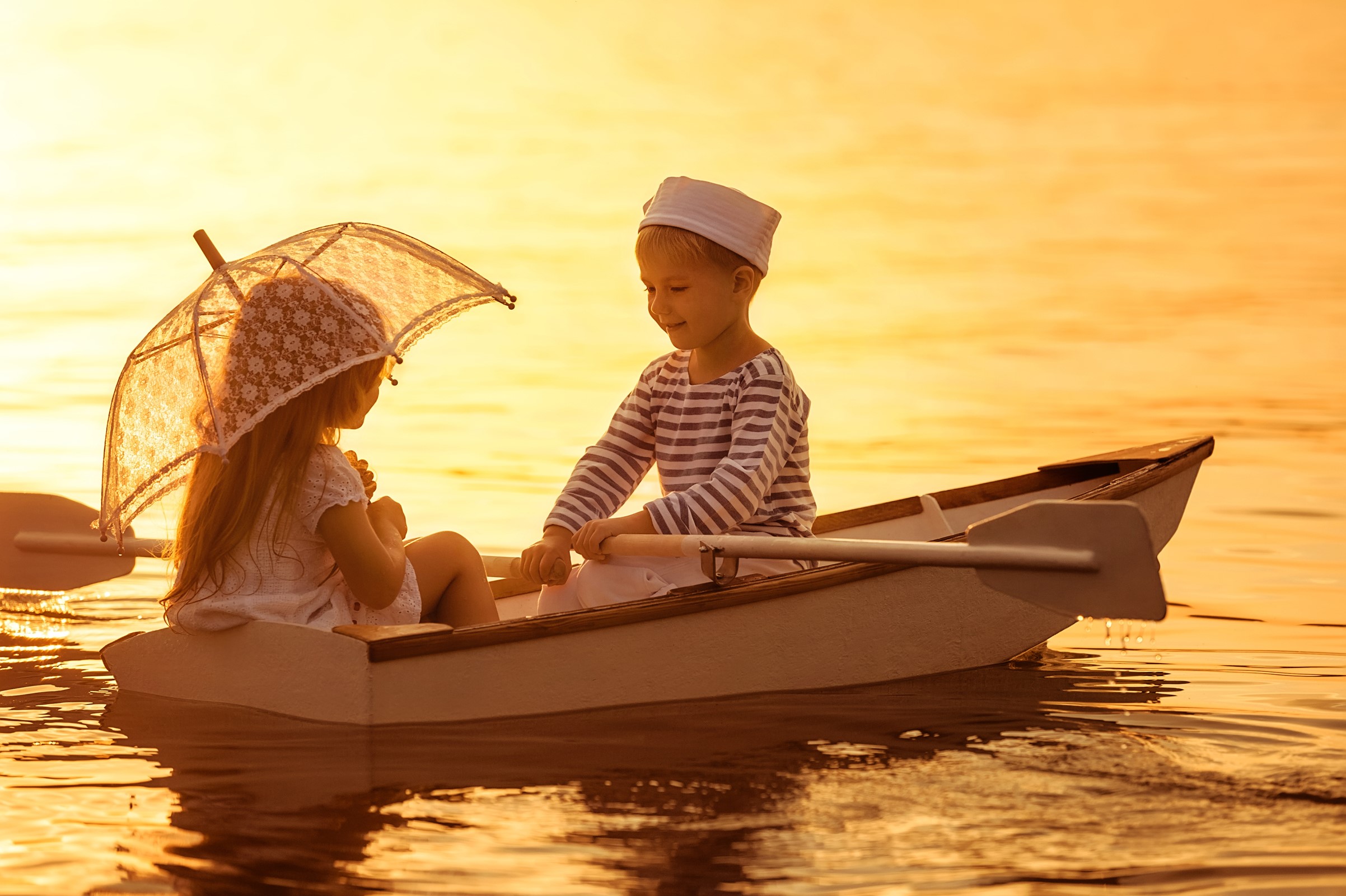 Children in a rowboat at sunset HD Wallpaper