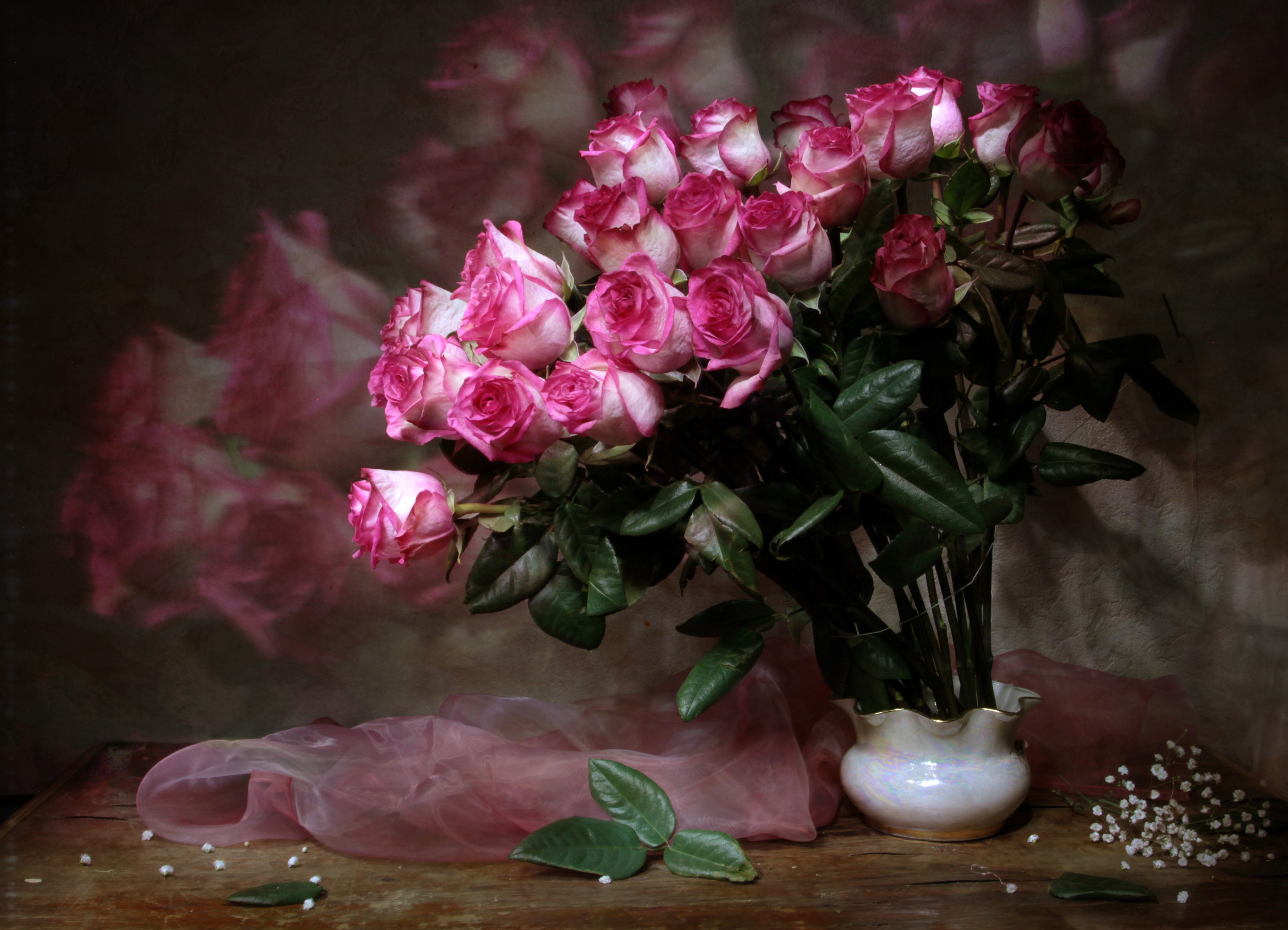 Bouquet of pink and white roses in a vase HD Wallpaper