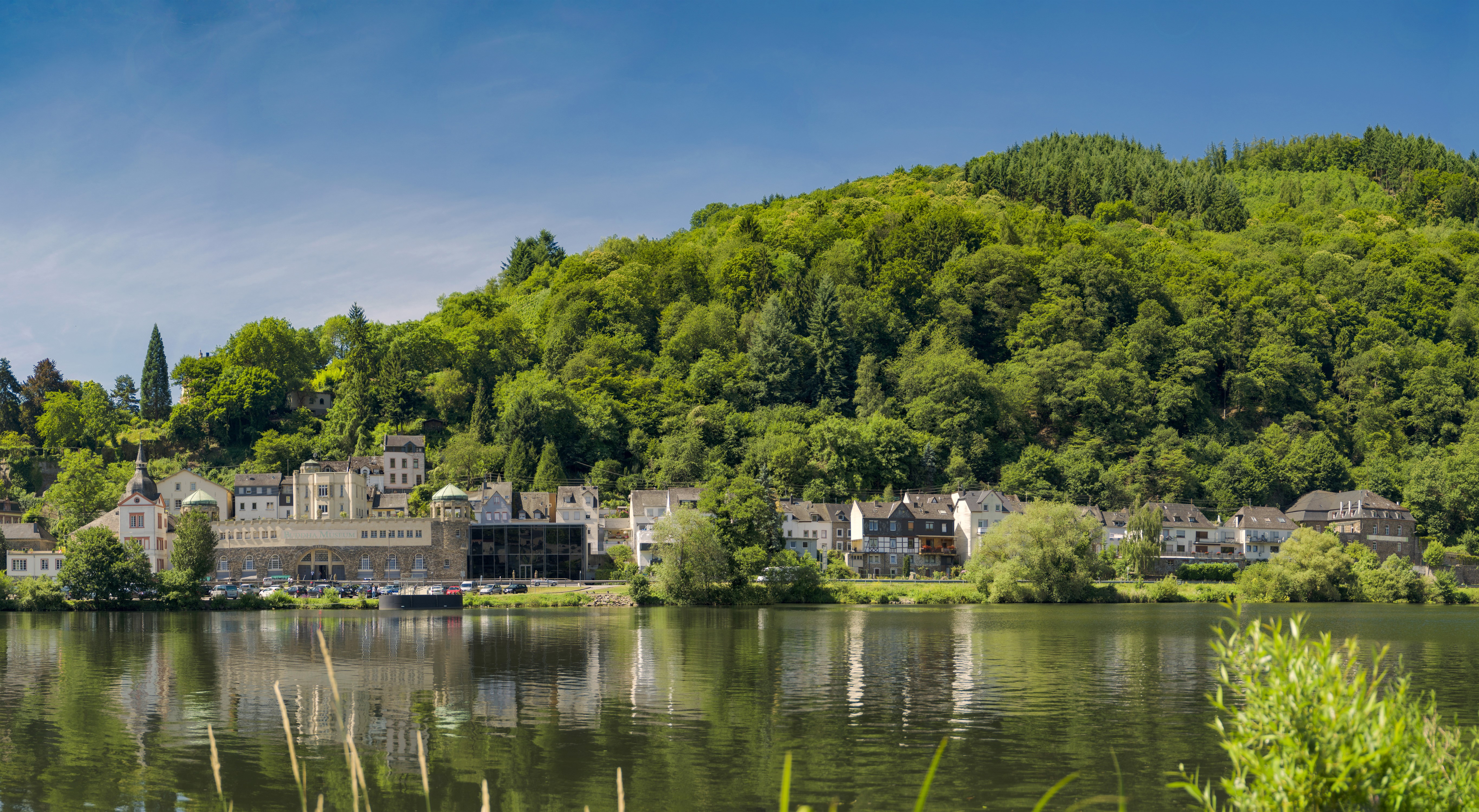 Houses on a hill by a river in Traben-Trarbach, Germany HD Wallpaper