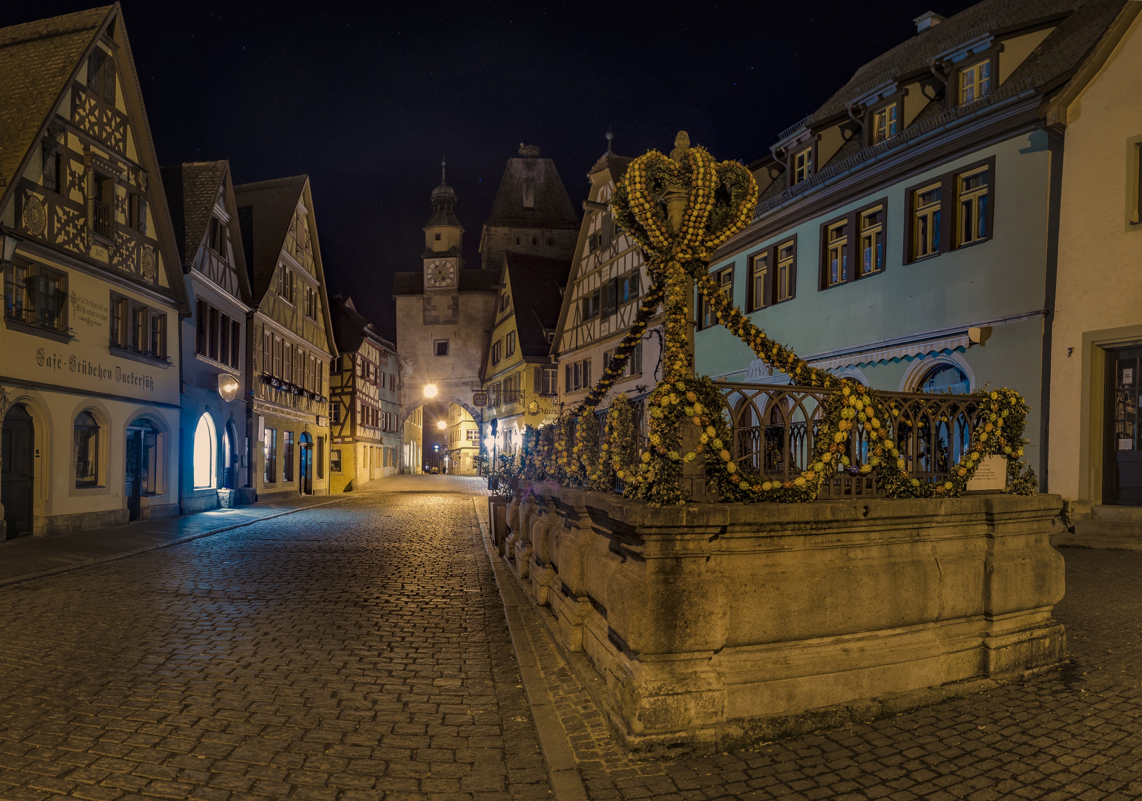 Rothenburg ob der Tauber street at night with fountain HD Wallpaper