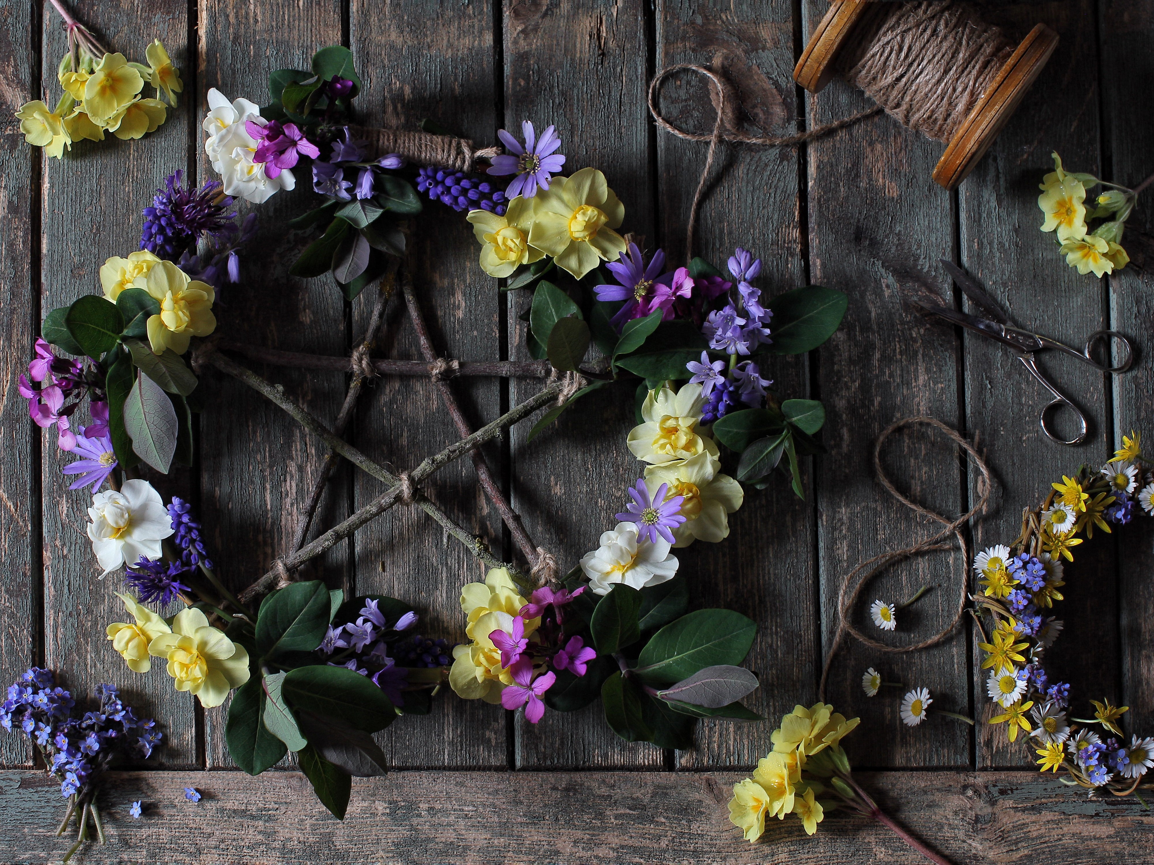Floral Pentagram Wreath on Wood Planks HD Wallpaper