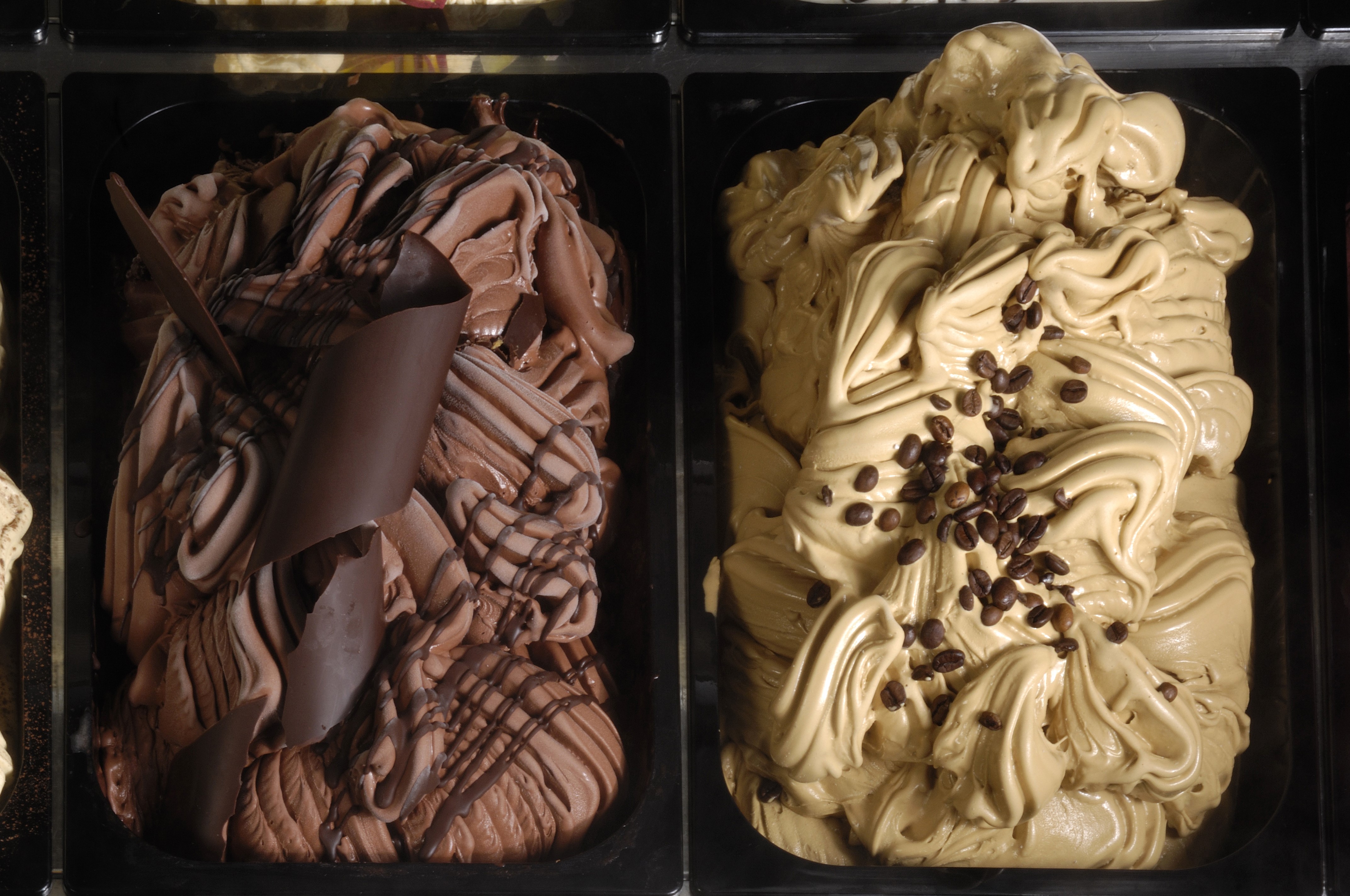 Chocolate and coffee ice cream with toppings HD Wallpaper