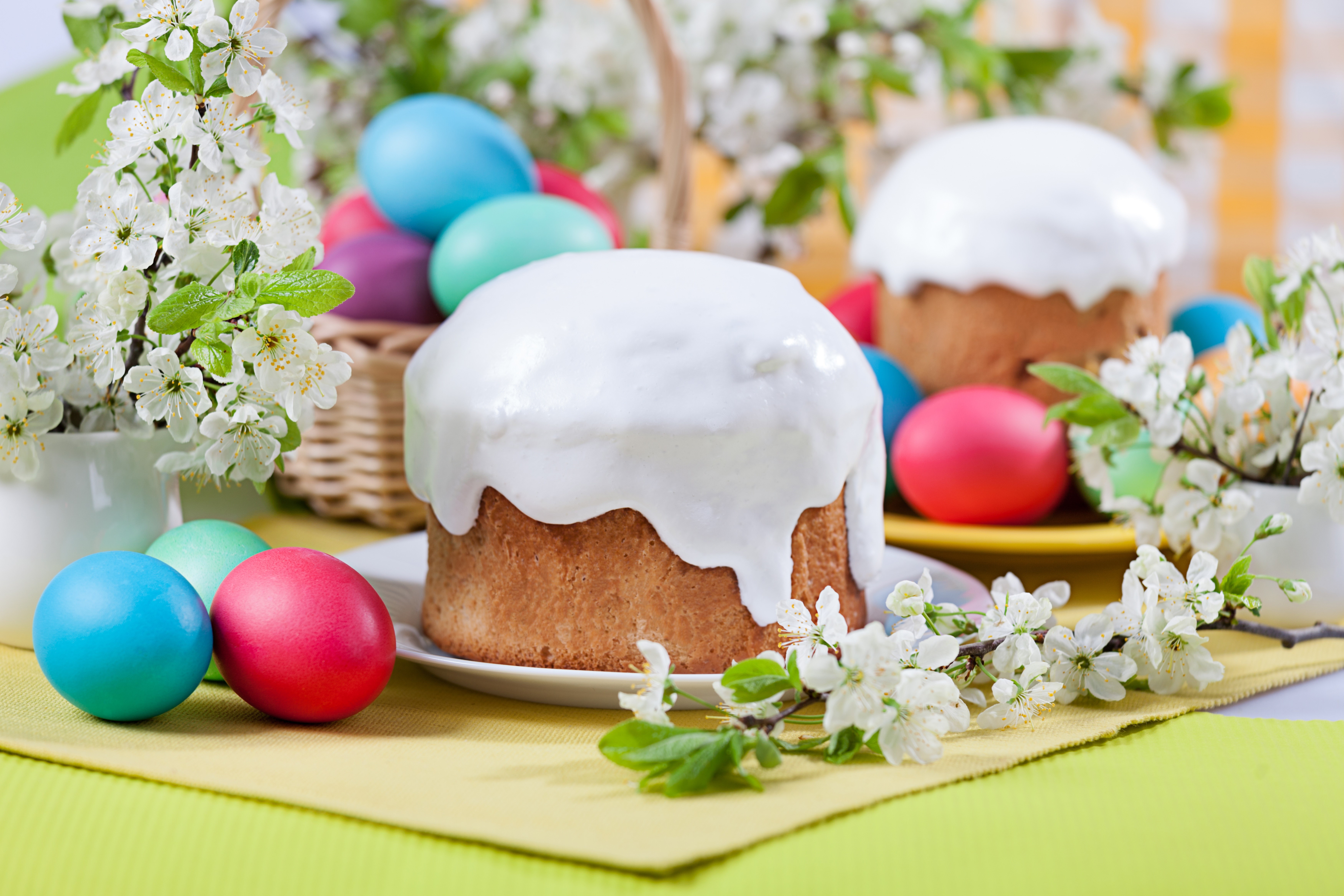 Easter Kulich cakes with colorful eggs and white flowers HD Wallpaper