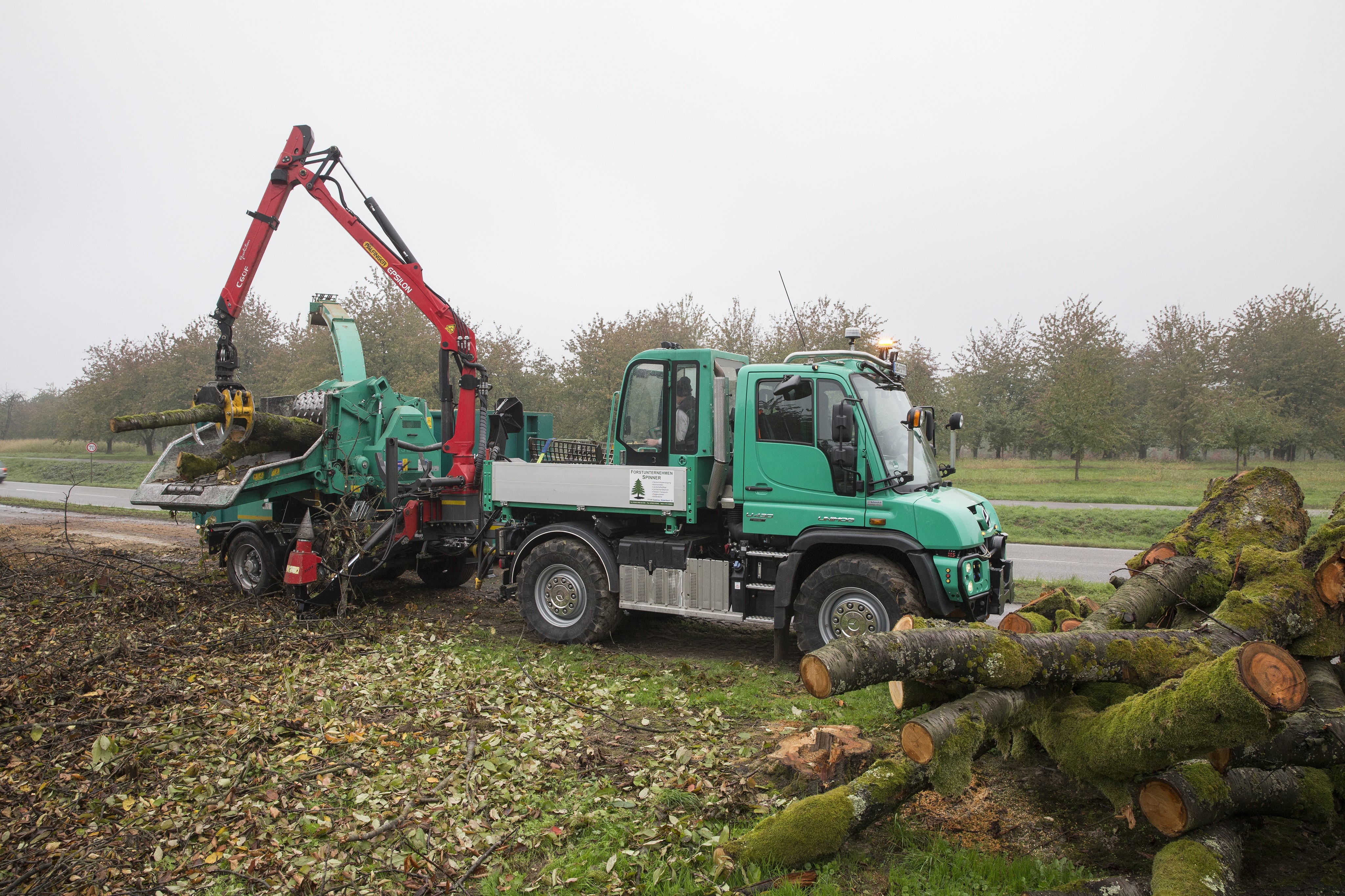 Mercedes-Benz Unimog U430 Wood Chipper HD Wallpaper