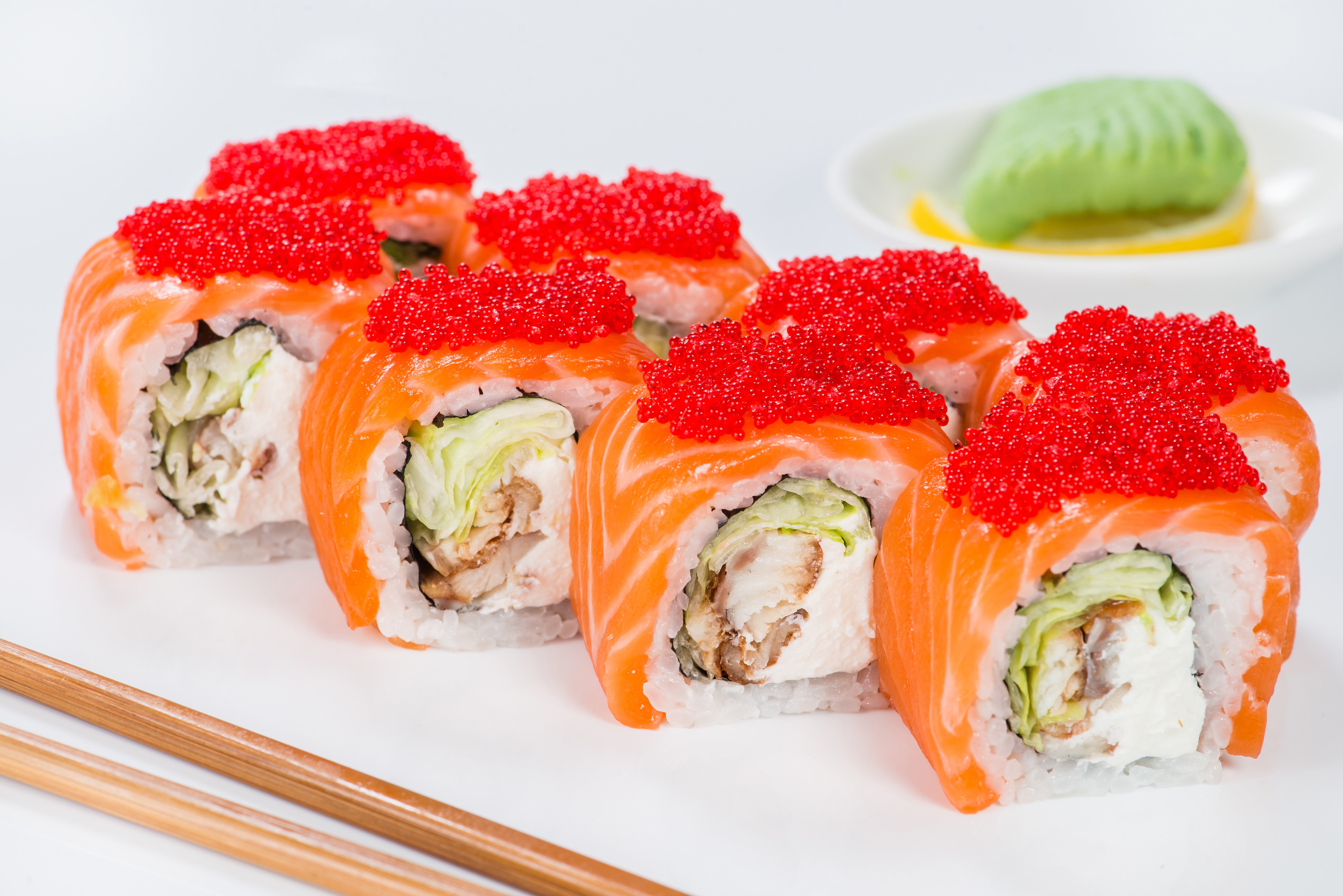 Sushi rolls with salmon and red caviar HD Wallpaper