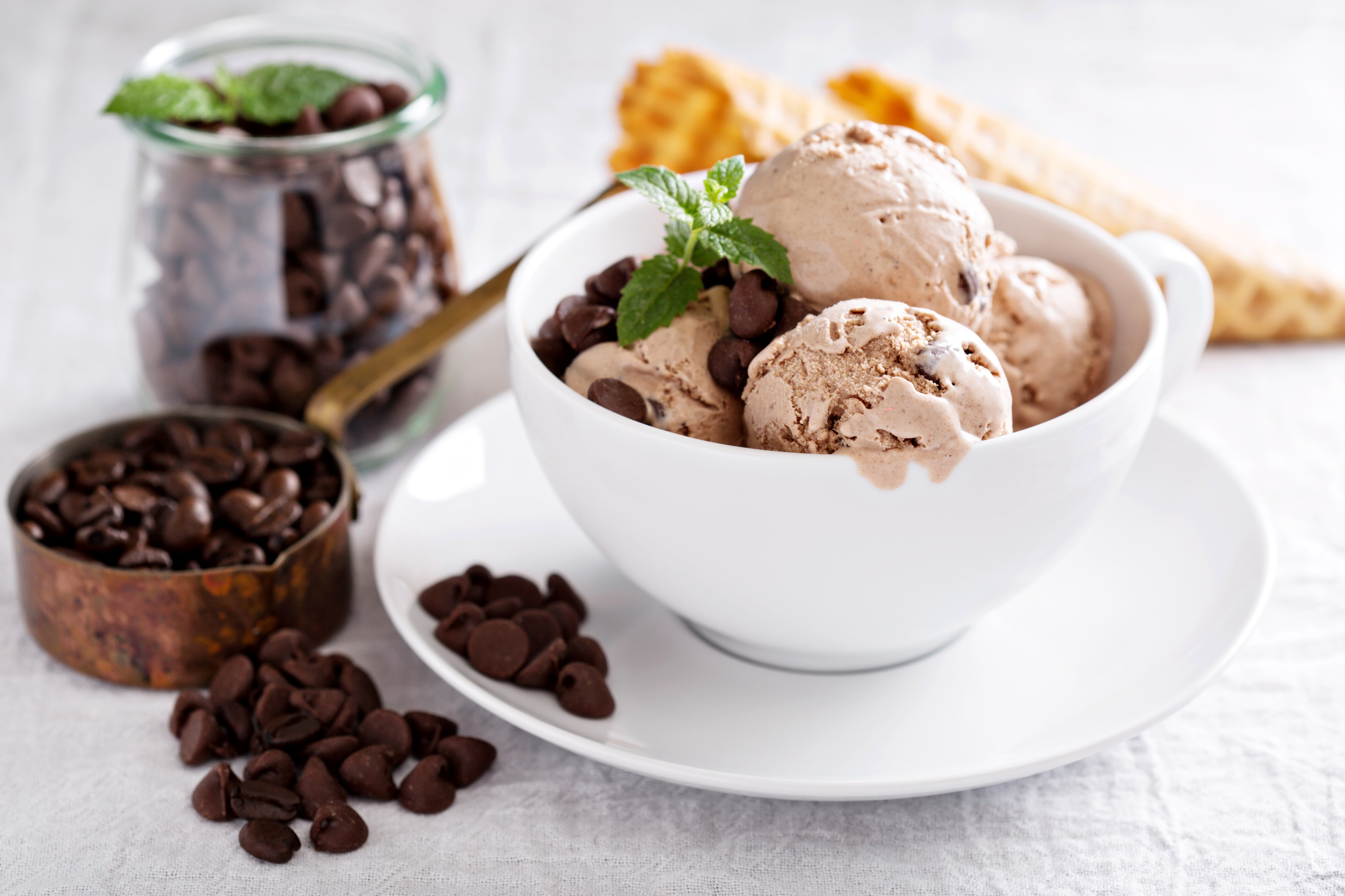 Chocolate chip ice cream with coffee beans HD Wallpaper