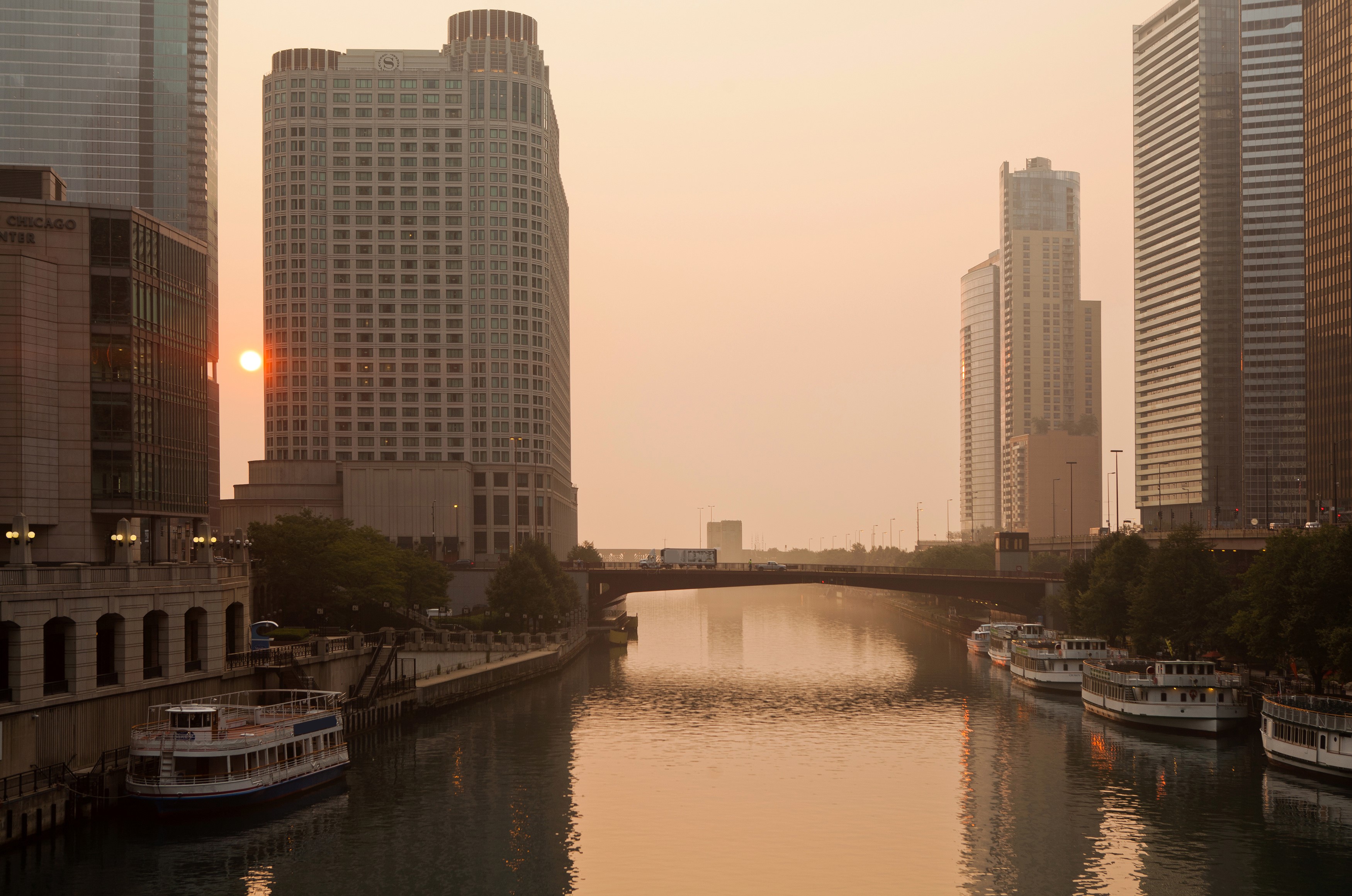 Chicago River at Sunrise with Boats and Buildings HD Wallpaper