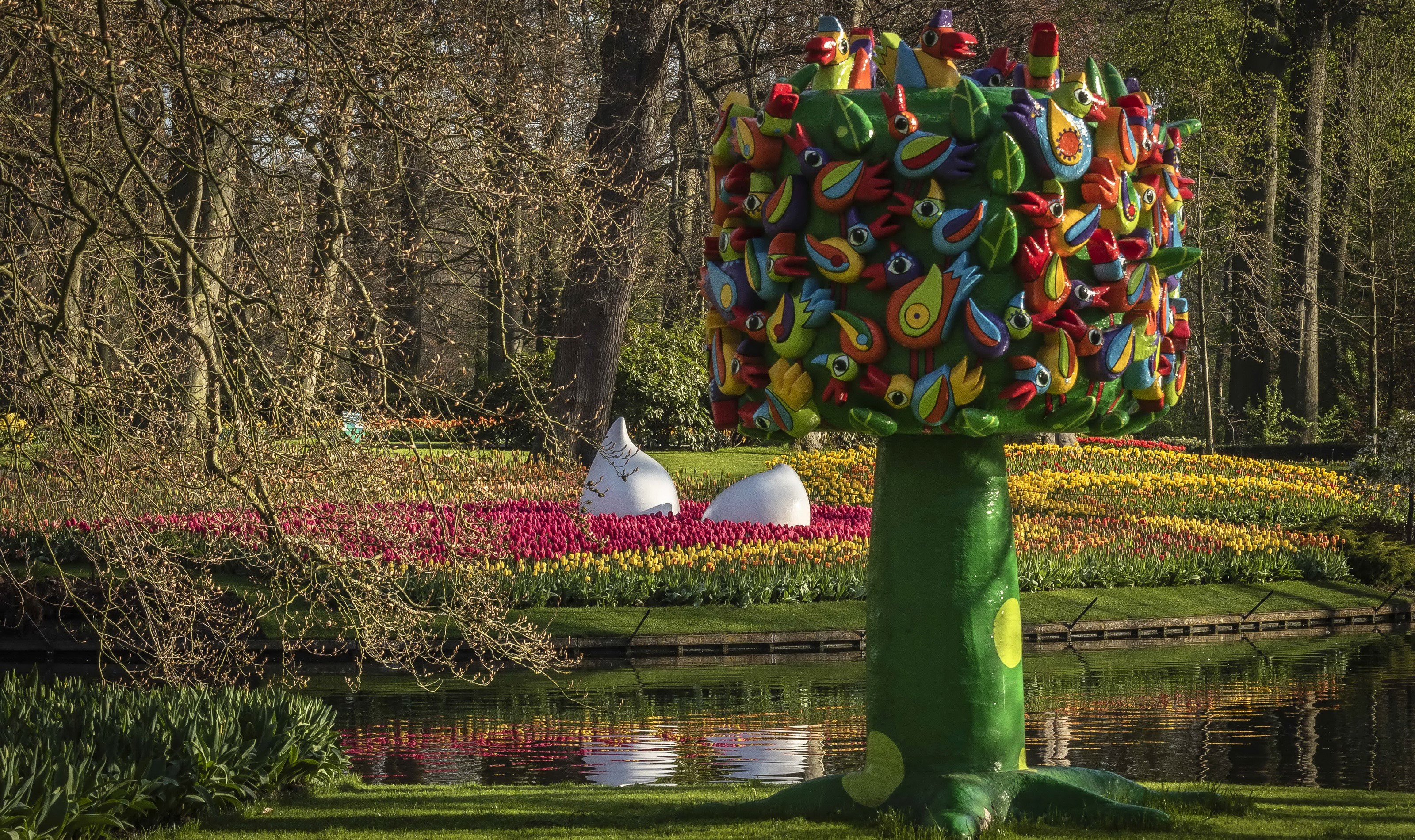Keukenhof Gardens with Tulip Fields and Sculpture HD Wallpaper