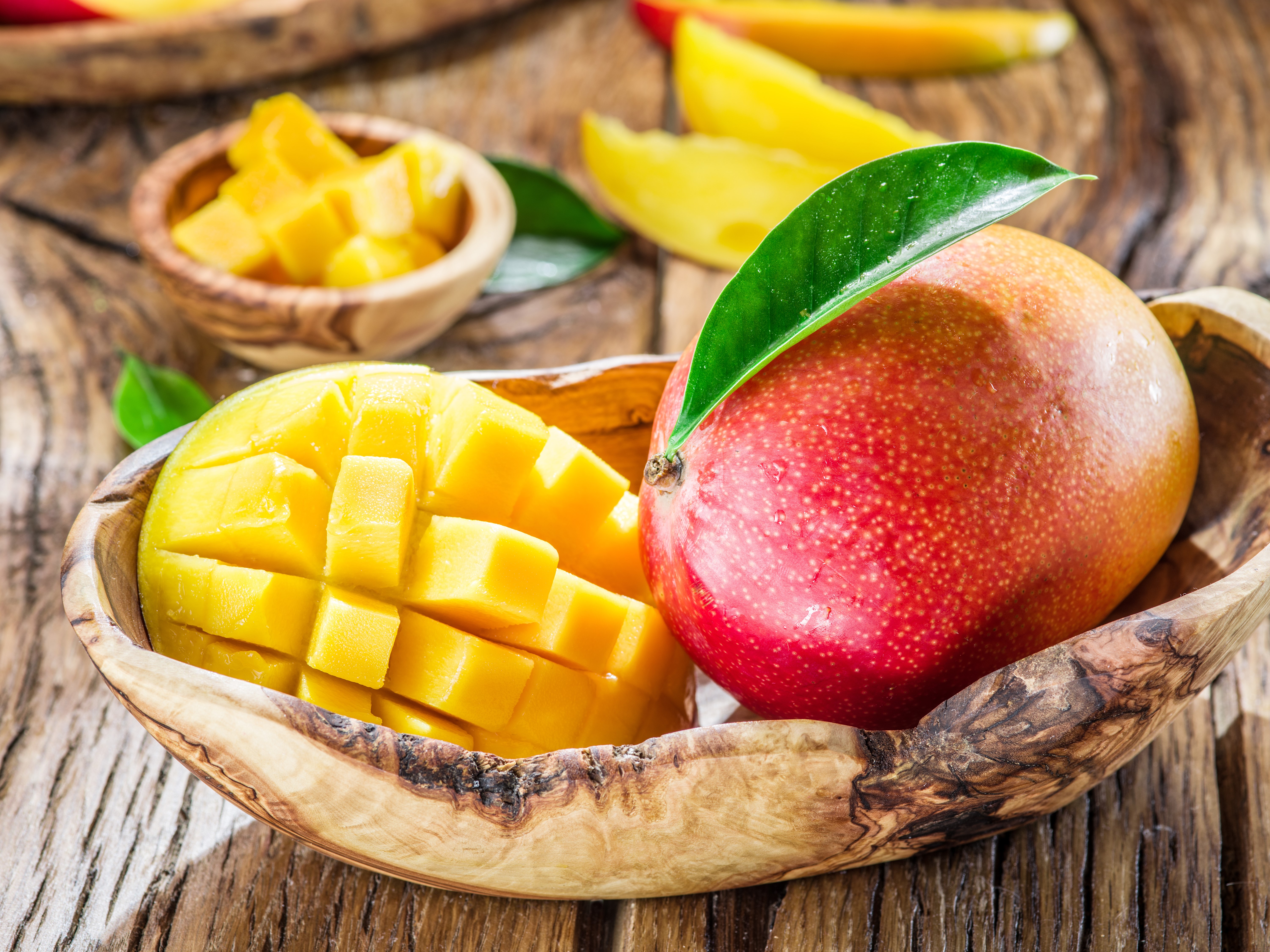 Mangoes in a wooden bowl HD Wallpaper