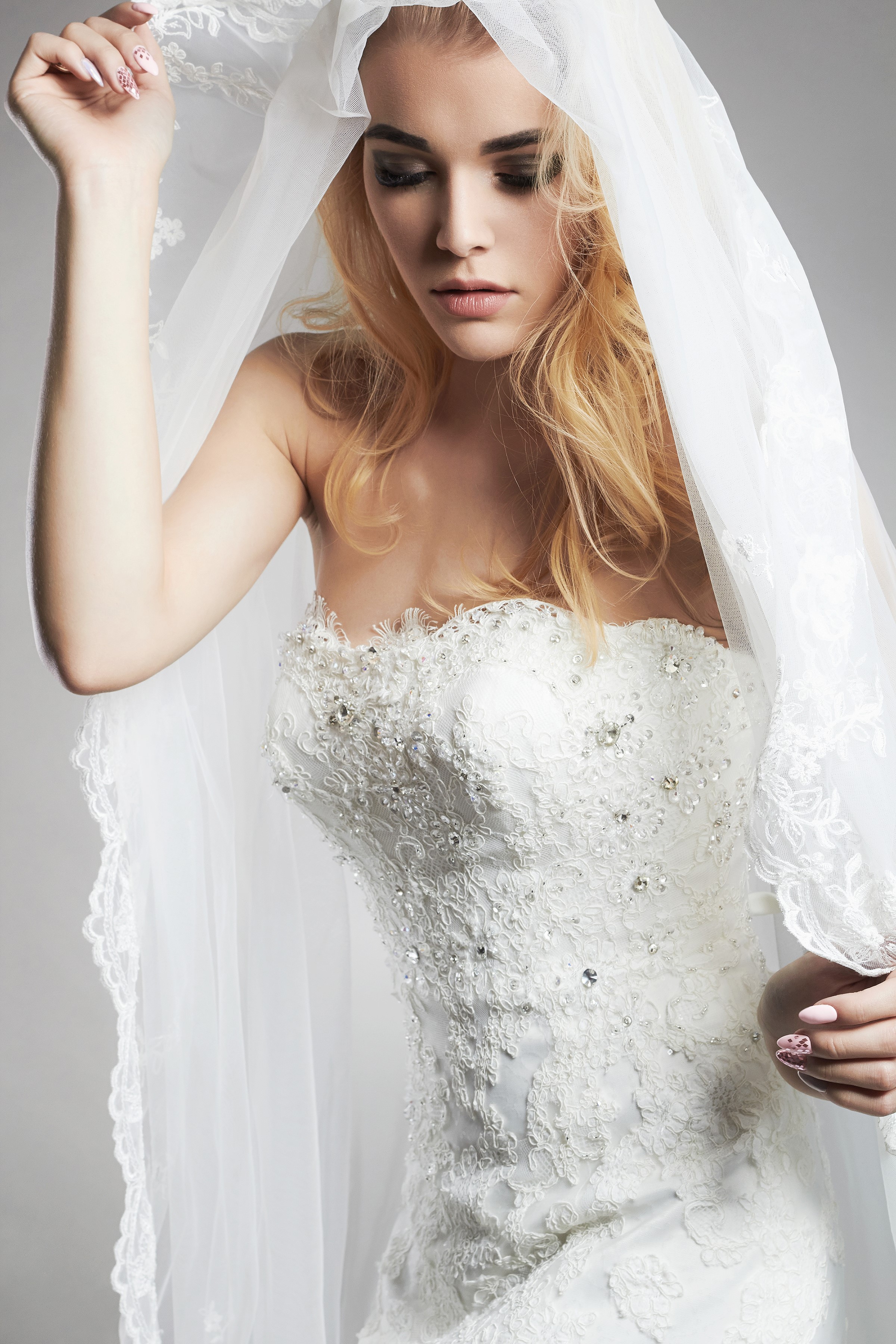 Bride in a white wedding dress with a veil HD Phone Wallpaper