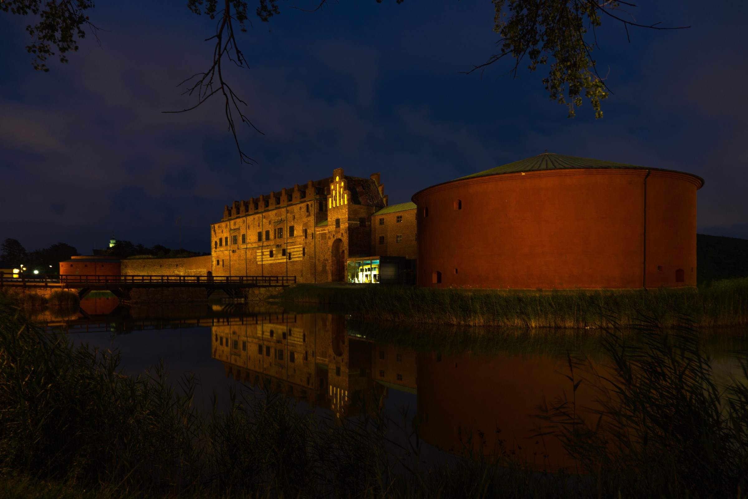 Malmo Castle at night with river and bridge HD Wallpaper