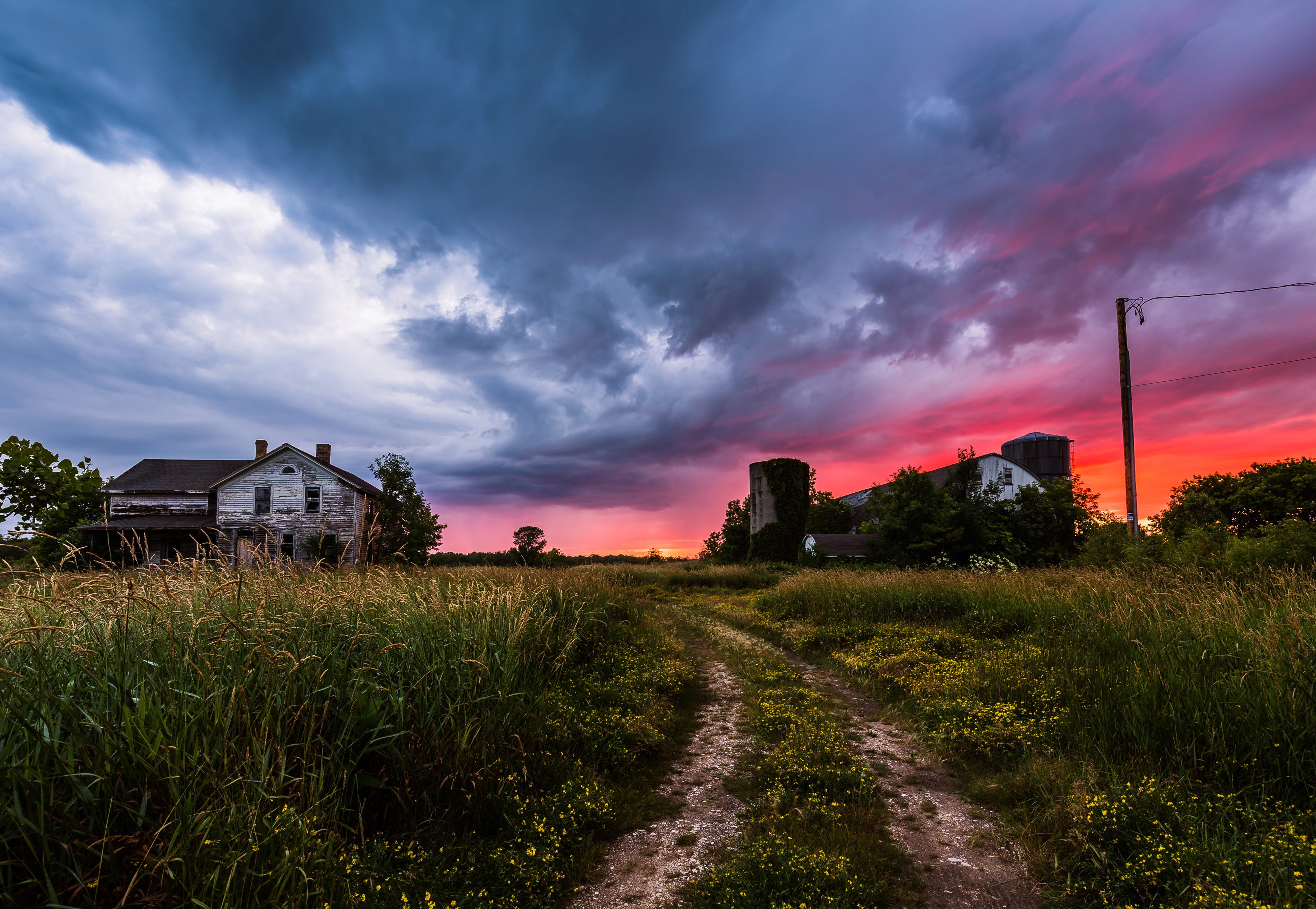 Abandoned farmhouse and silos at sunset in Ozaukee, Wisconsin HD Wallpaper